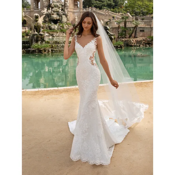MOROCCO Wedding dress in lace with mermaid cut, V-neck and tattoo-effect back