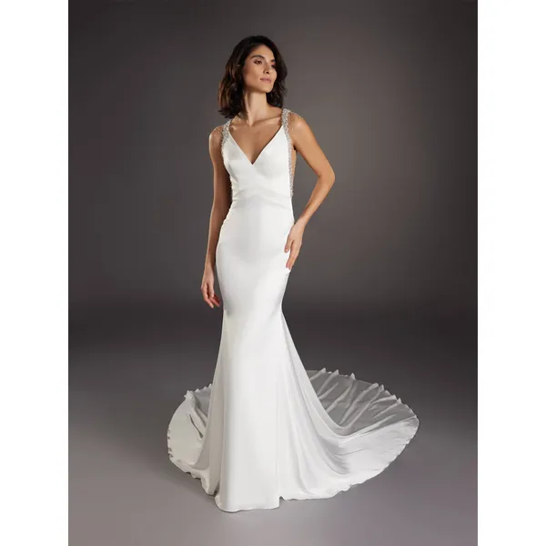 LLUM Mermaid wedding dress with a V-neckline and kimono sleeves.