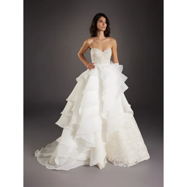 VIDRIERA Princess wedding dress with a rounded back 1 VIDRIERA Princess wedding dress with a rounded back