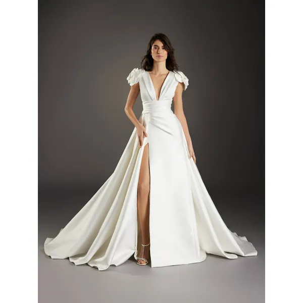 VELLA Princess wedding dress in Mikado with a V-neckline 1 VELLA Princess wedding dress in Mikado with a V-neckline