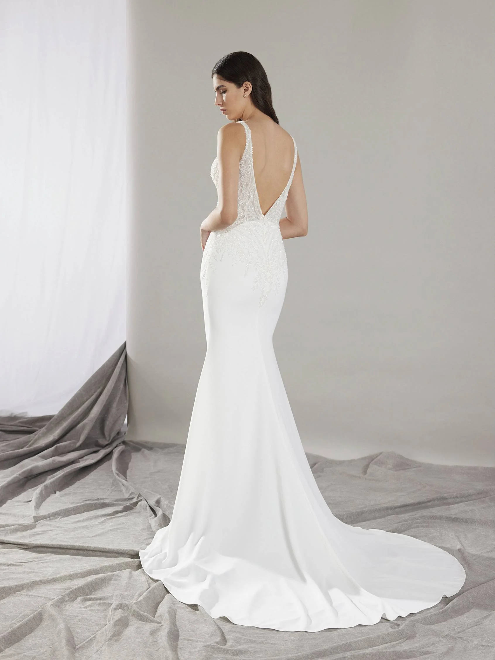 CLIN Sleeveless mermaid wedding dress with a V-neckline