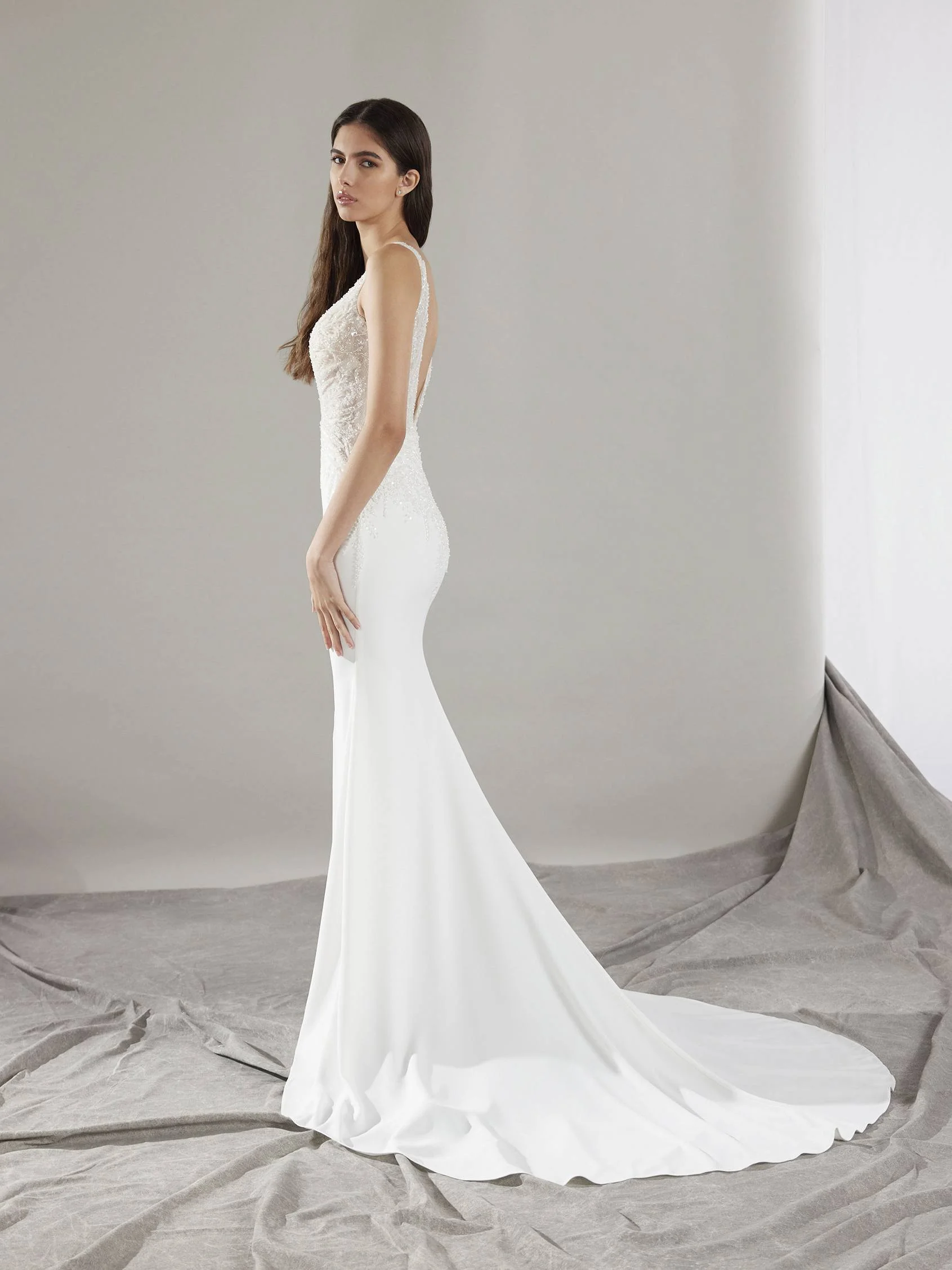 CLIN Sleeveless mermaid wedding dress with a V-neckline