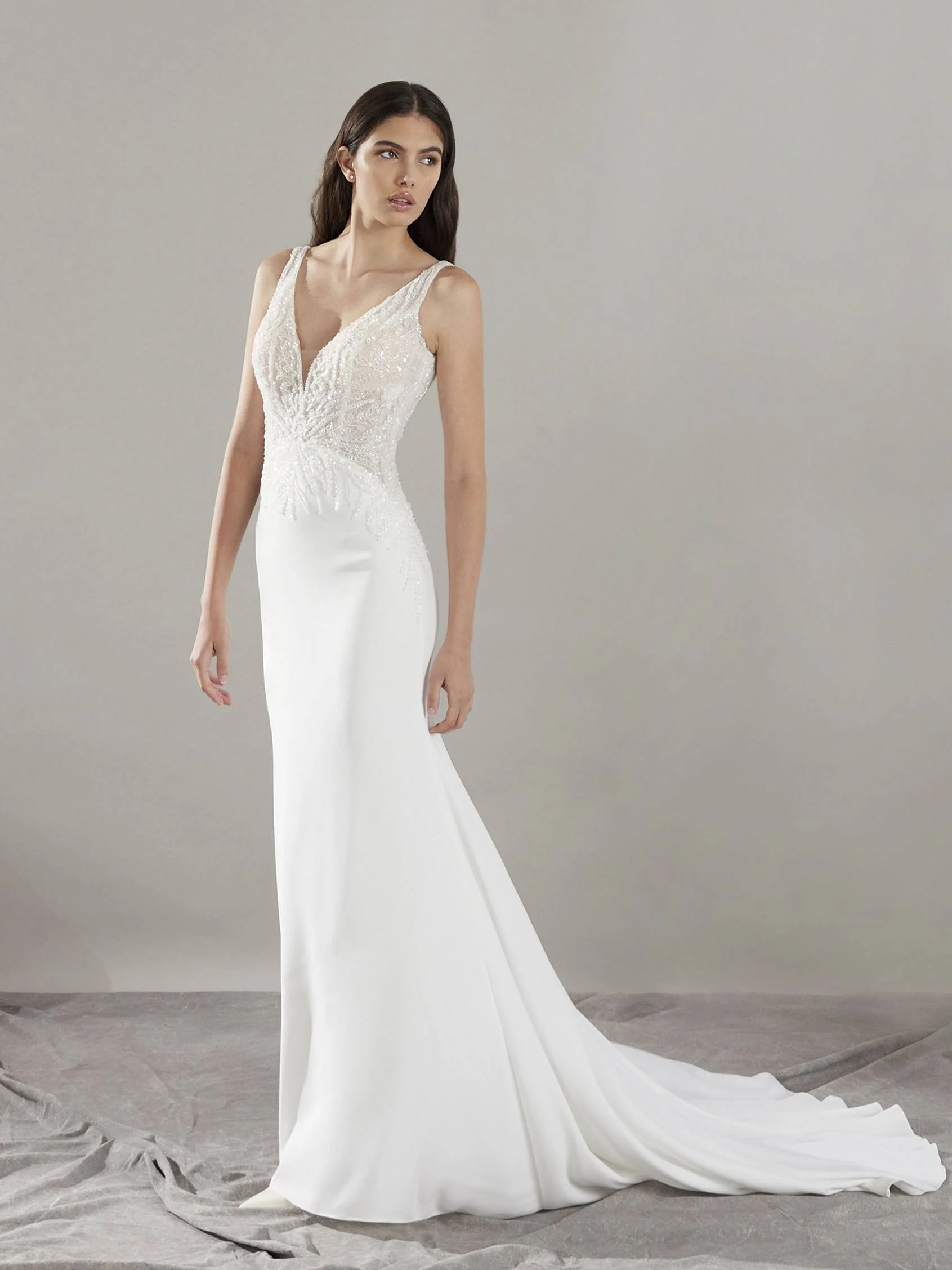 CLIN Sleeveless mermaid wedding dress with a V-neckline