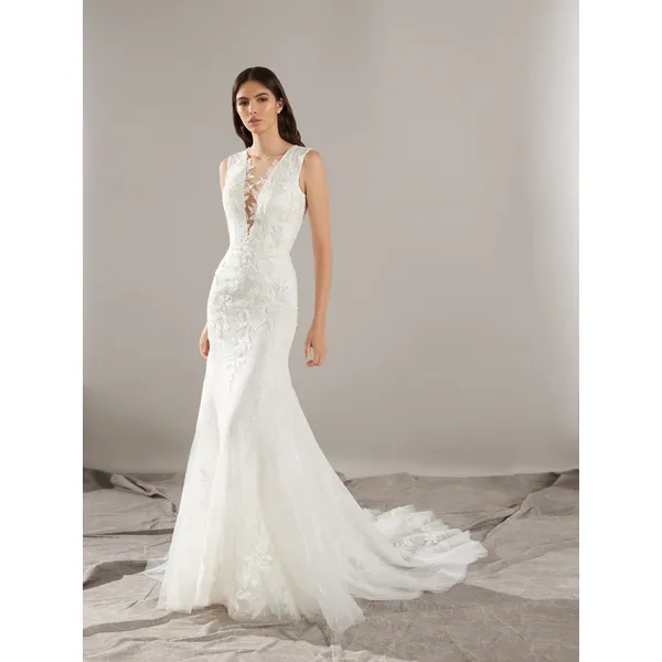 ROWDY Mermaid wedding dress with a V-neckline 1 ROWDY Mermaid wedding dress with a V-neckline