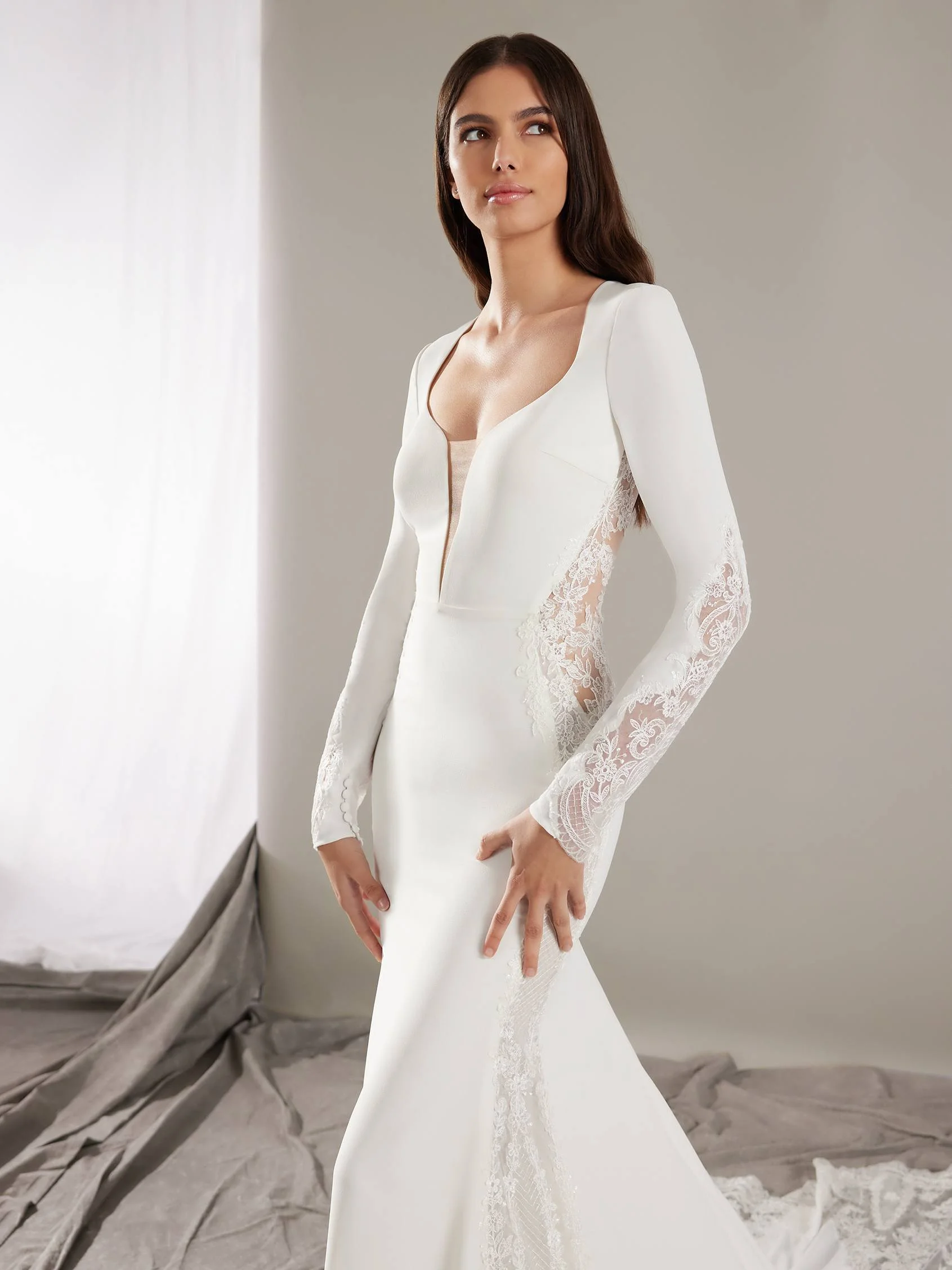 VENERA Crepe mermaid wedding dress with long sleeves and a V-neckline
