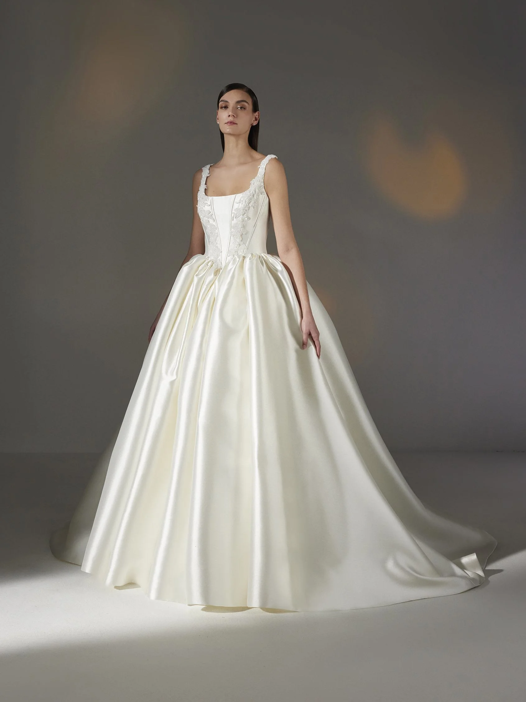 ALUREA Princess wedding dress with round neckline in Mikado 1 ALUREA Princess wedding dress with round neckline in Mikado