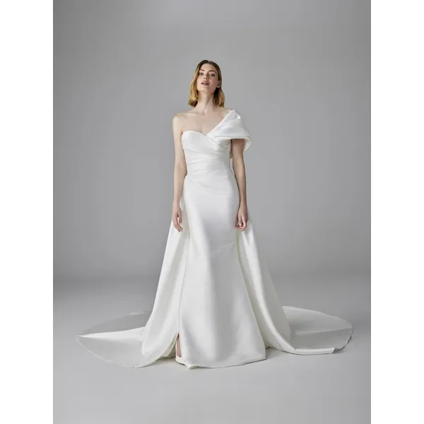 ETIENNES Mermaid wedding dress with asymmetrical sleeves in mikado 1 ETIENNES Mermaid wedding dress with asymmetrical sleeves in mikado