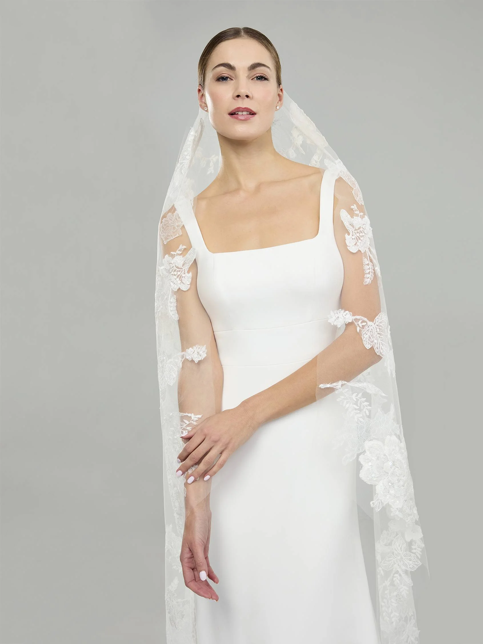 V-LA50 Tulle veil with lace and rhinestones 2 V-LA50 Tulle veil with lace and rhinestones