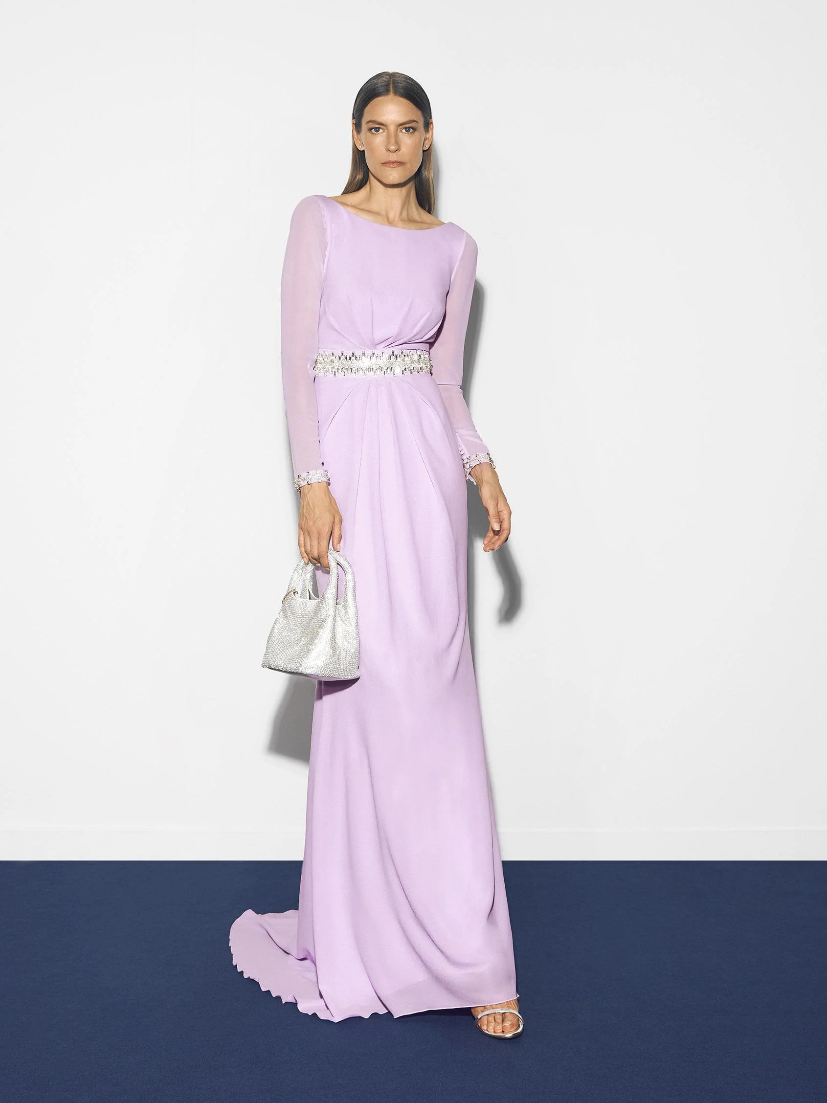 PILEA Straight party dress with a boat neckline and long sleeves