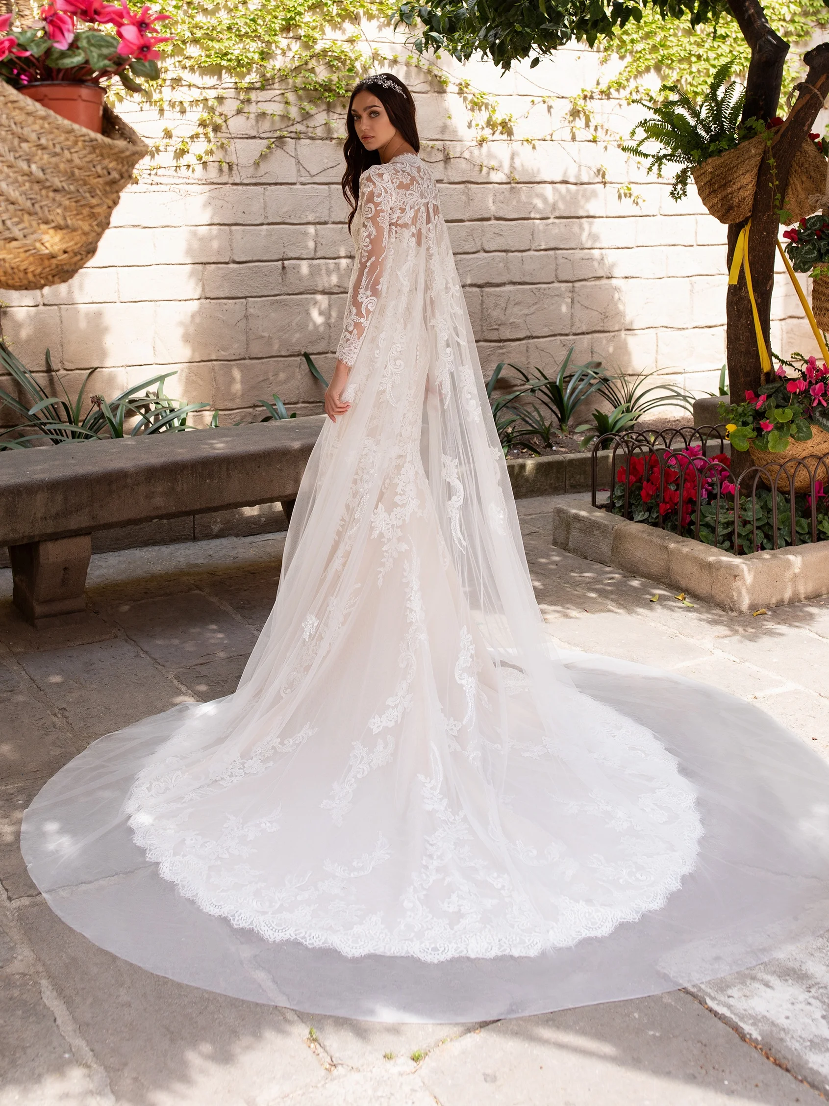 AEGIR Wedding dress with mermaid cut, sweetheart neckline, long sleeves and open back