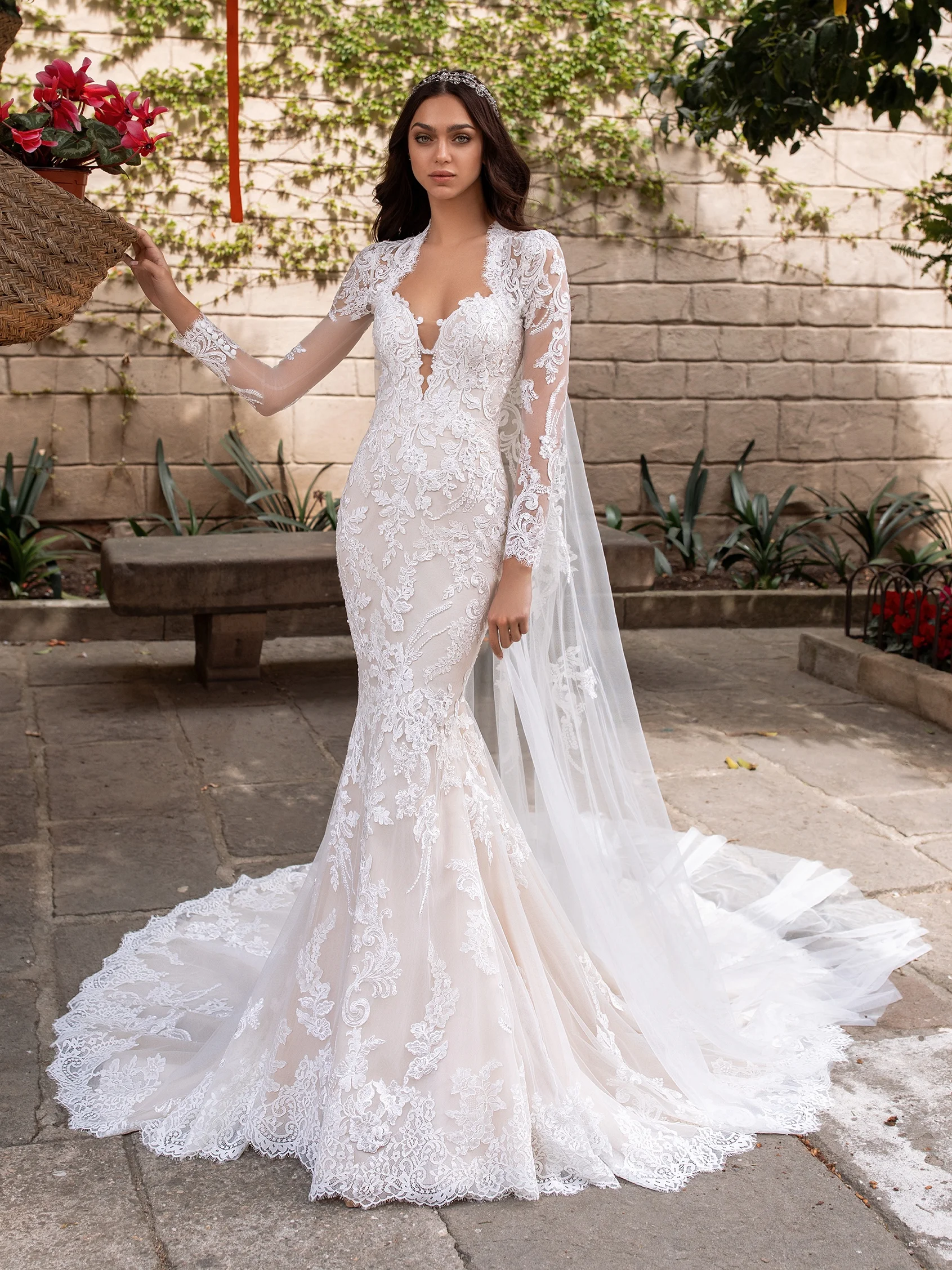 AEGIR Wedding dress with mermaid cut, sweetheart neckline, long sleeves and open back