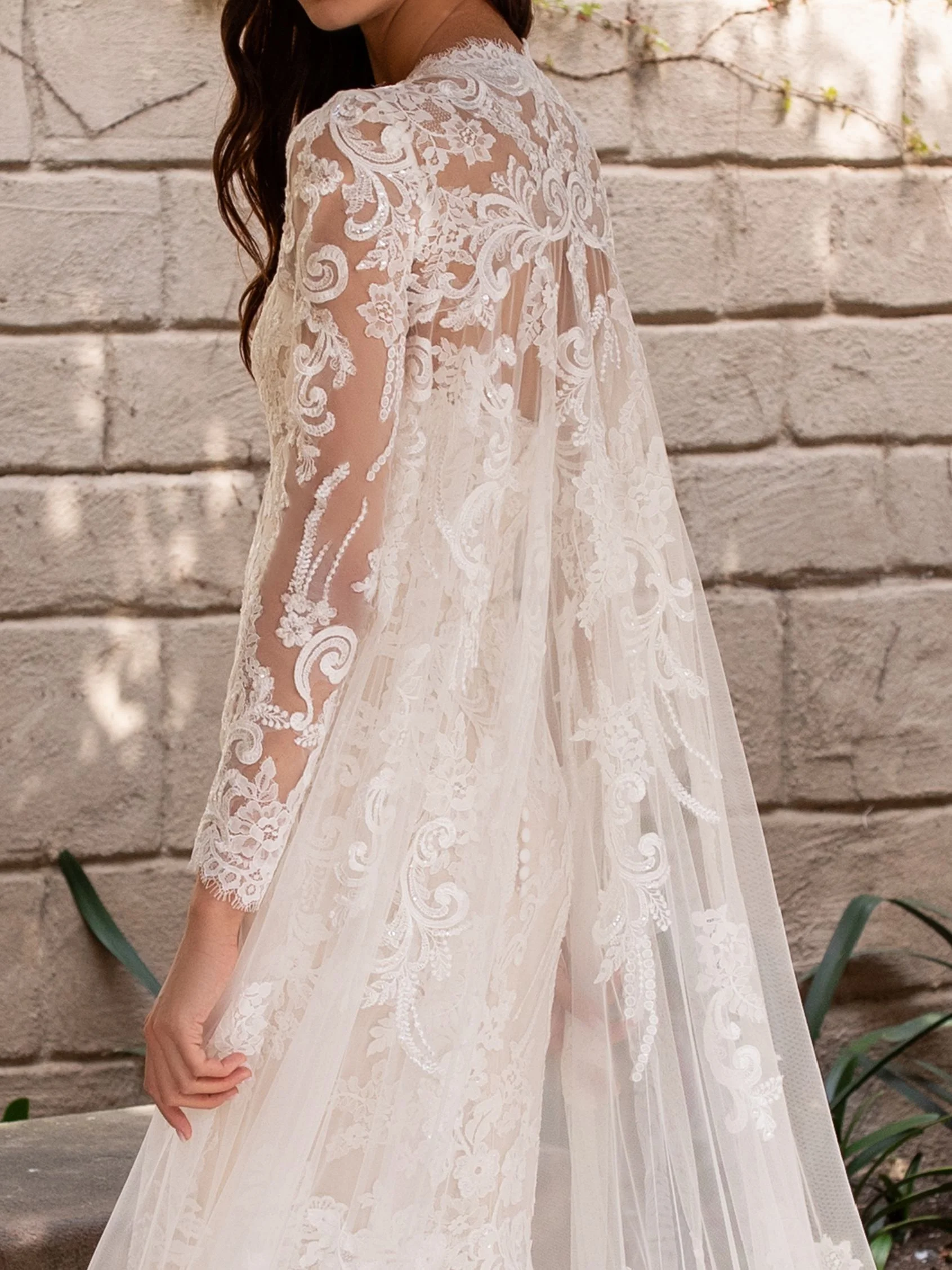 AEGIR Wedding dress with mermaid cut, sweetheart neckline, long sleeves and open back
