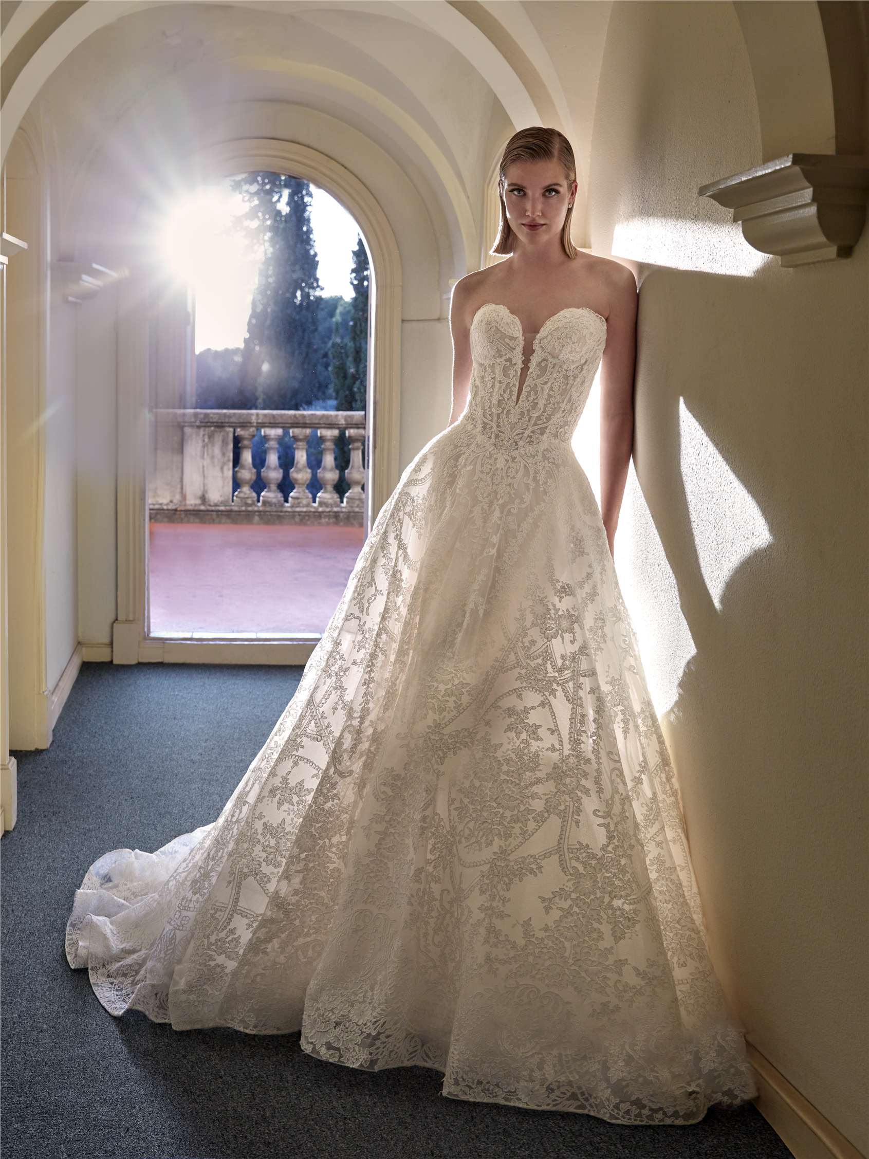 CATMINT Princess bridal dress with sweetheart neckline in lace