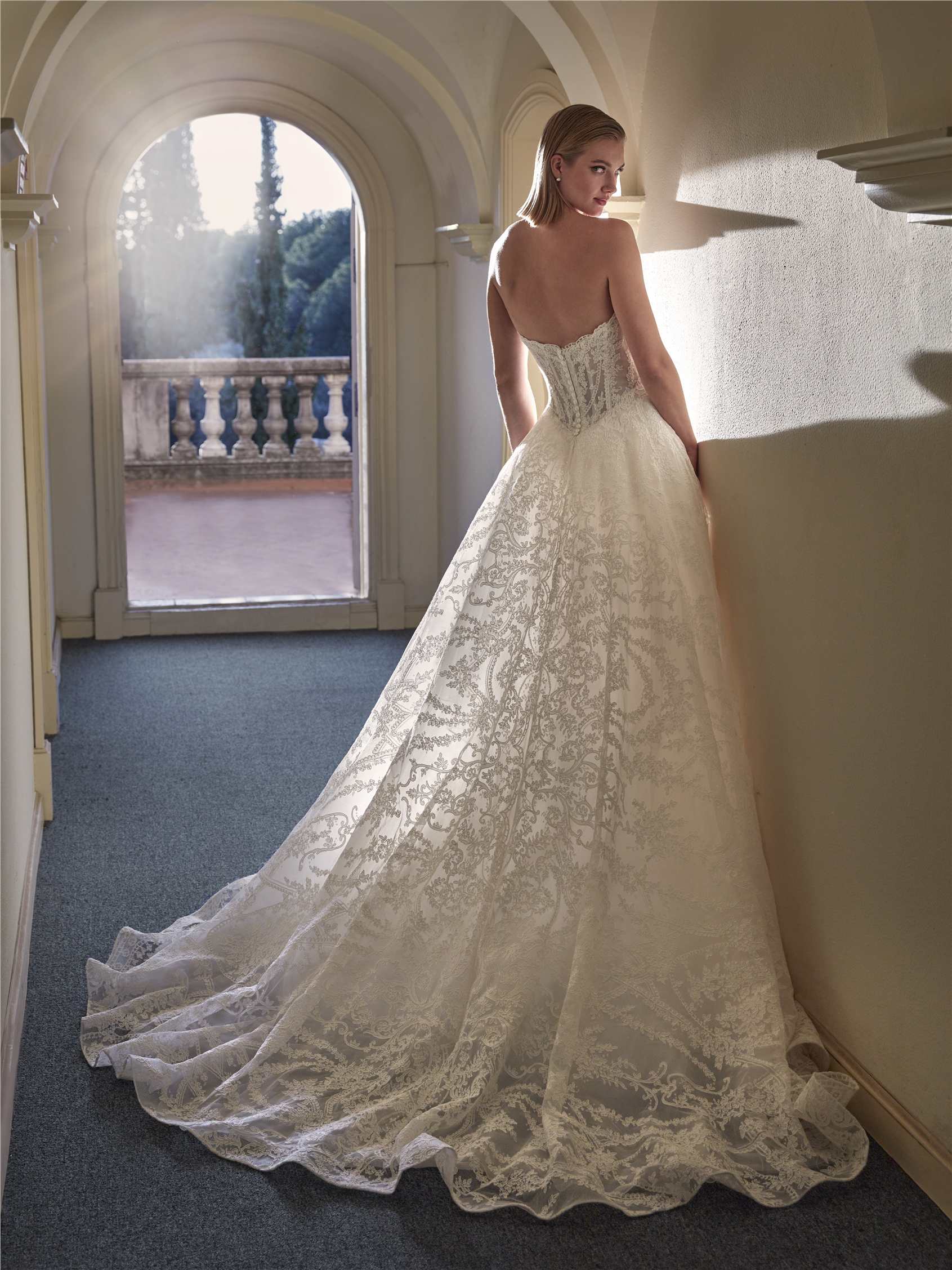 CATMINT Princess bridal dress with sweetheart neckline in lace