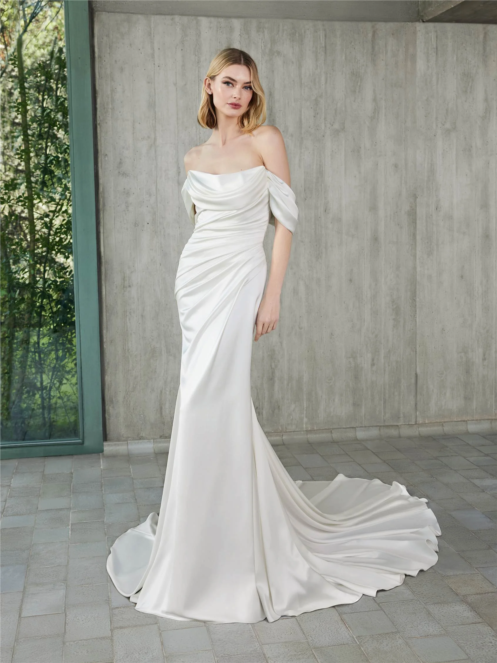 VIVIAMA Satin strapless mermaid wedding dress
