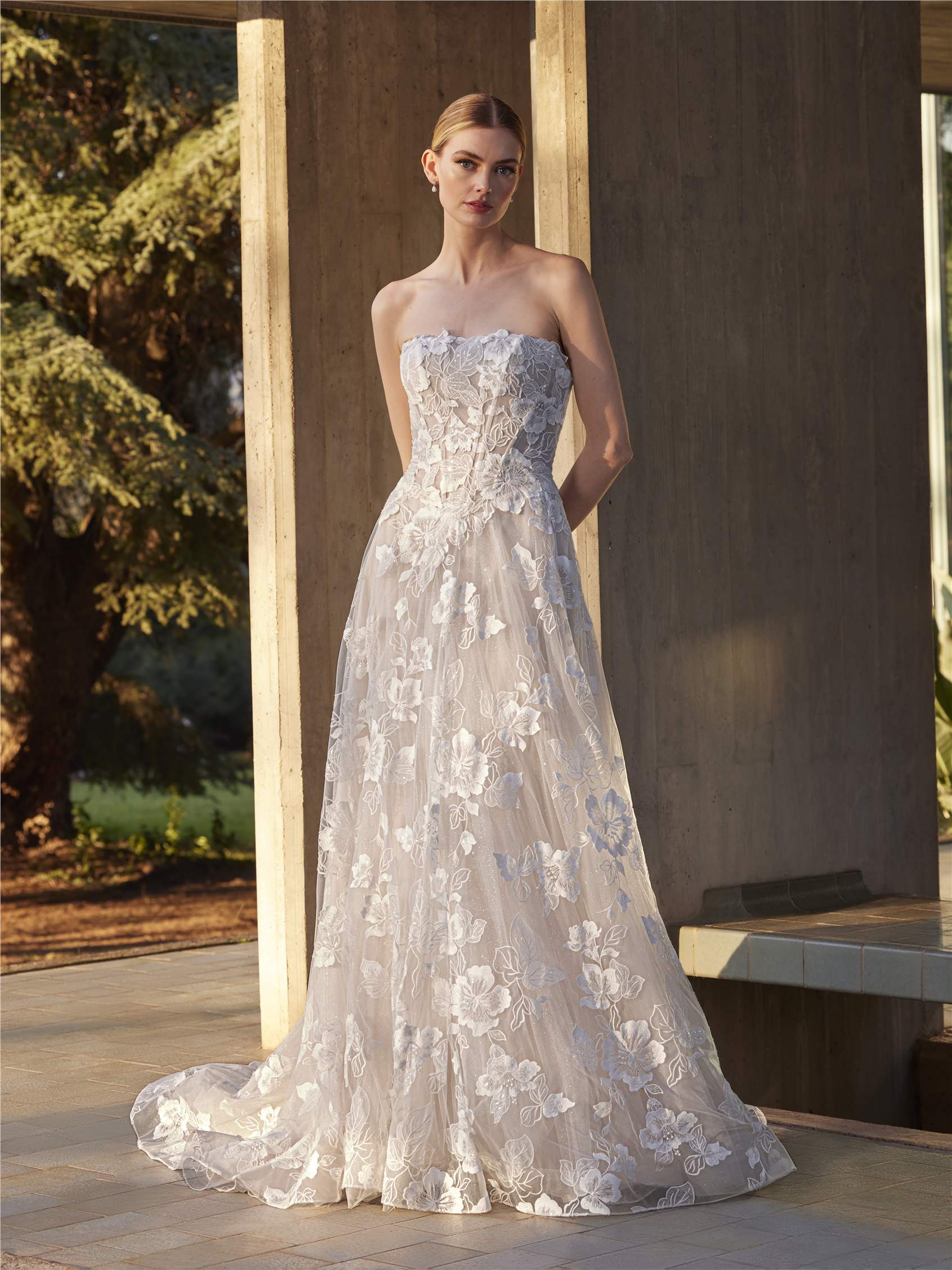 MENTA Lace princess strapless wedding dress