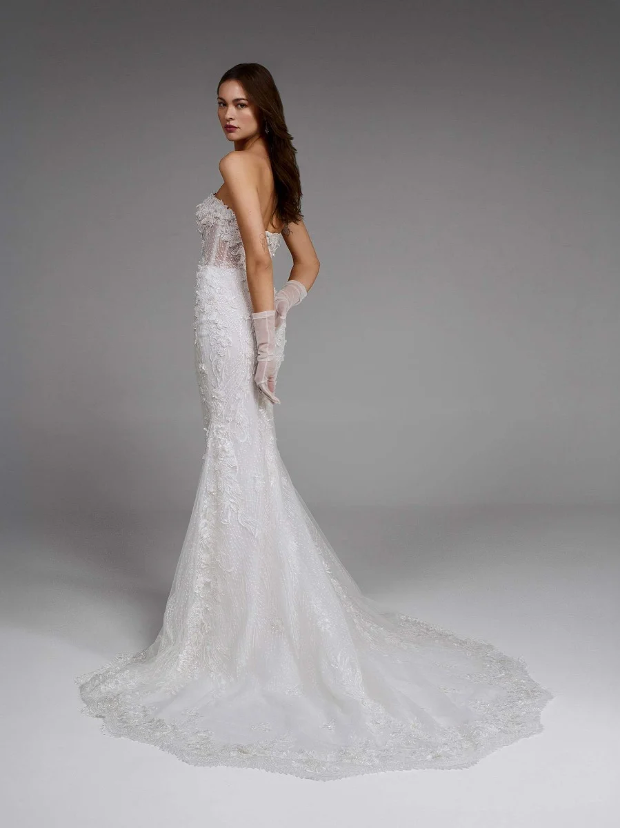 AETHRA Wedding dress with mermaid cut, sweetheart neckline and open back