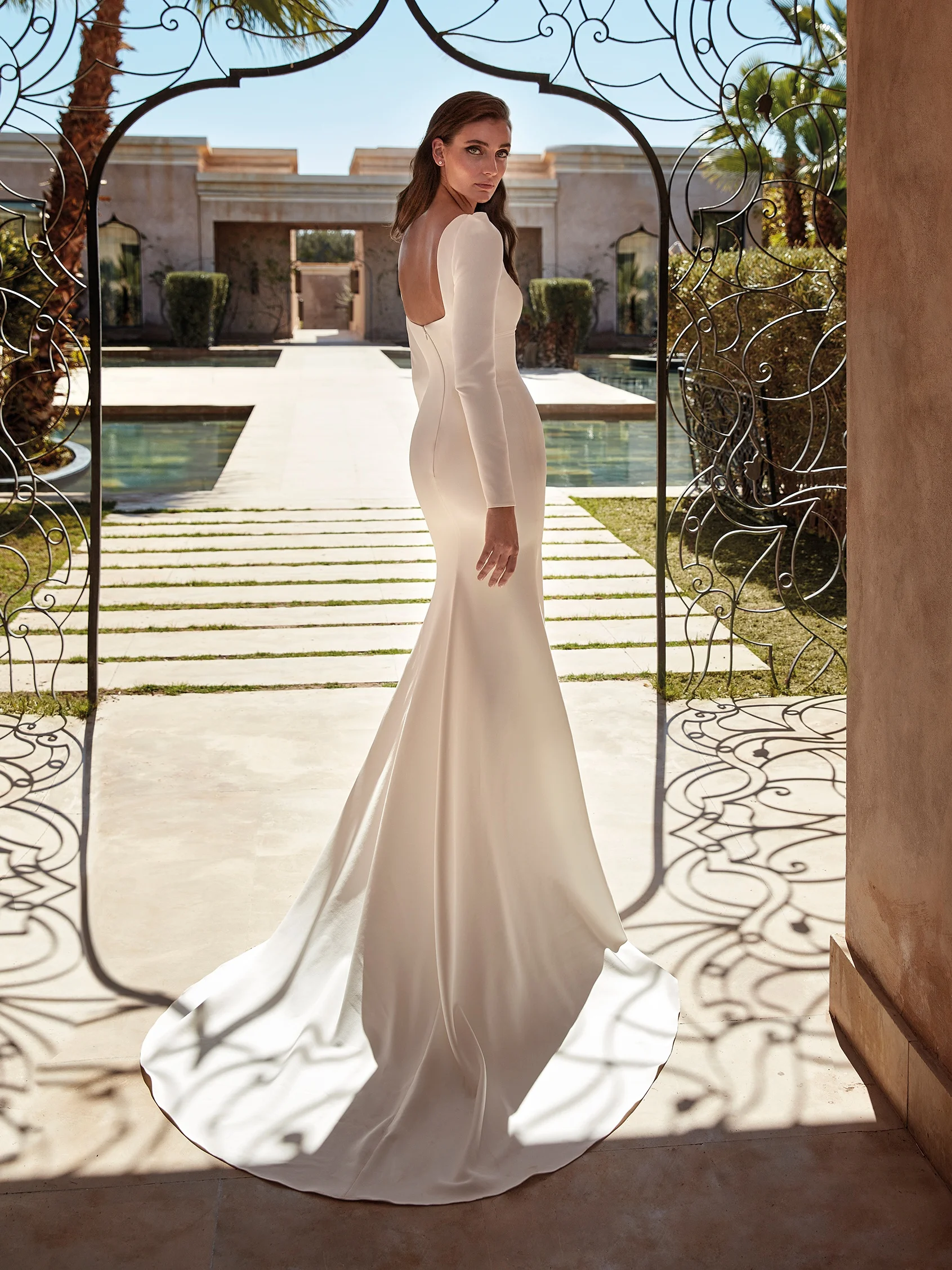 XIMENA Mermaid-cut wedding dress with a V-neckline
