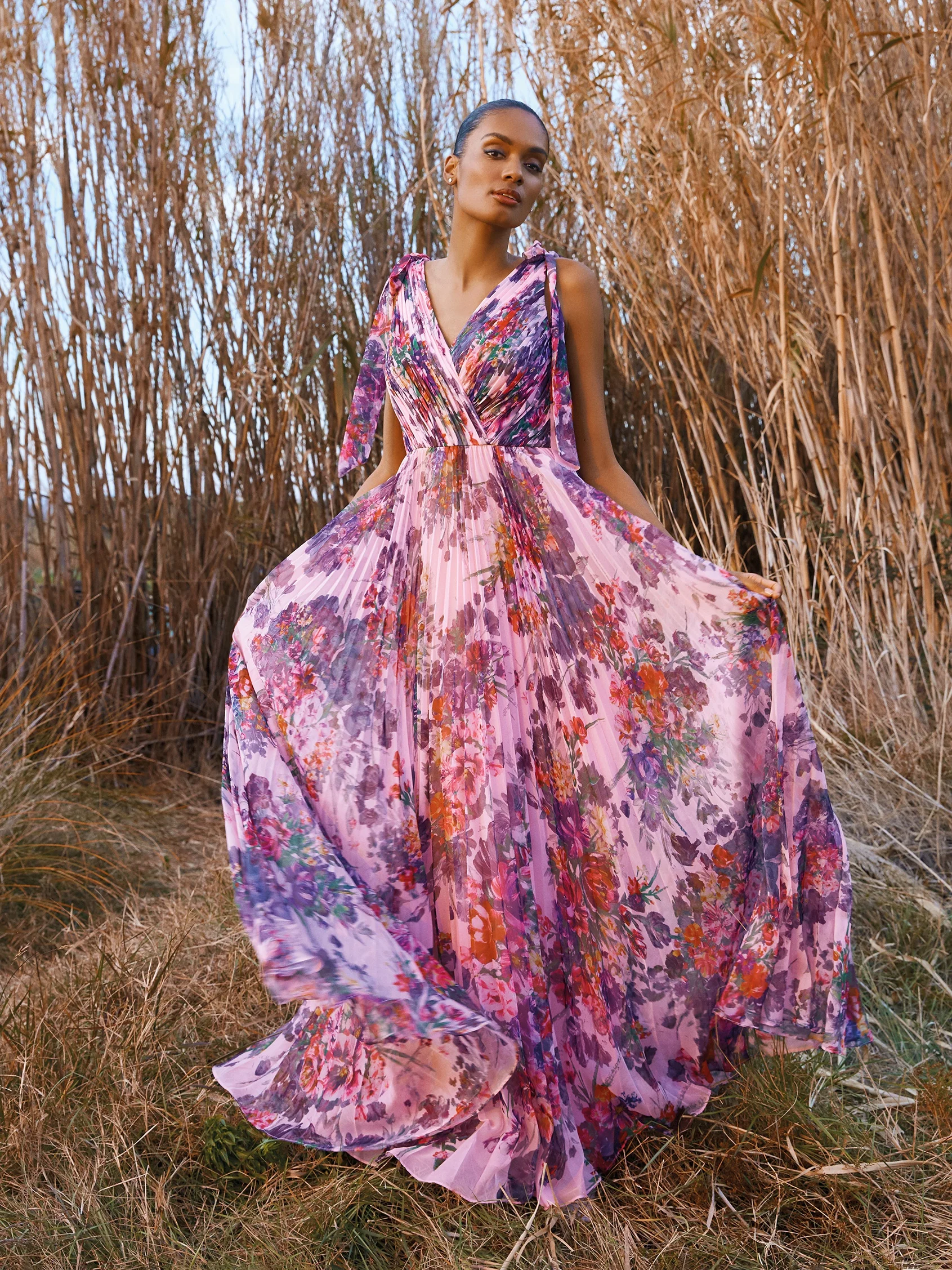 ALYSSUM Pleated party dress with a V neckline