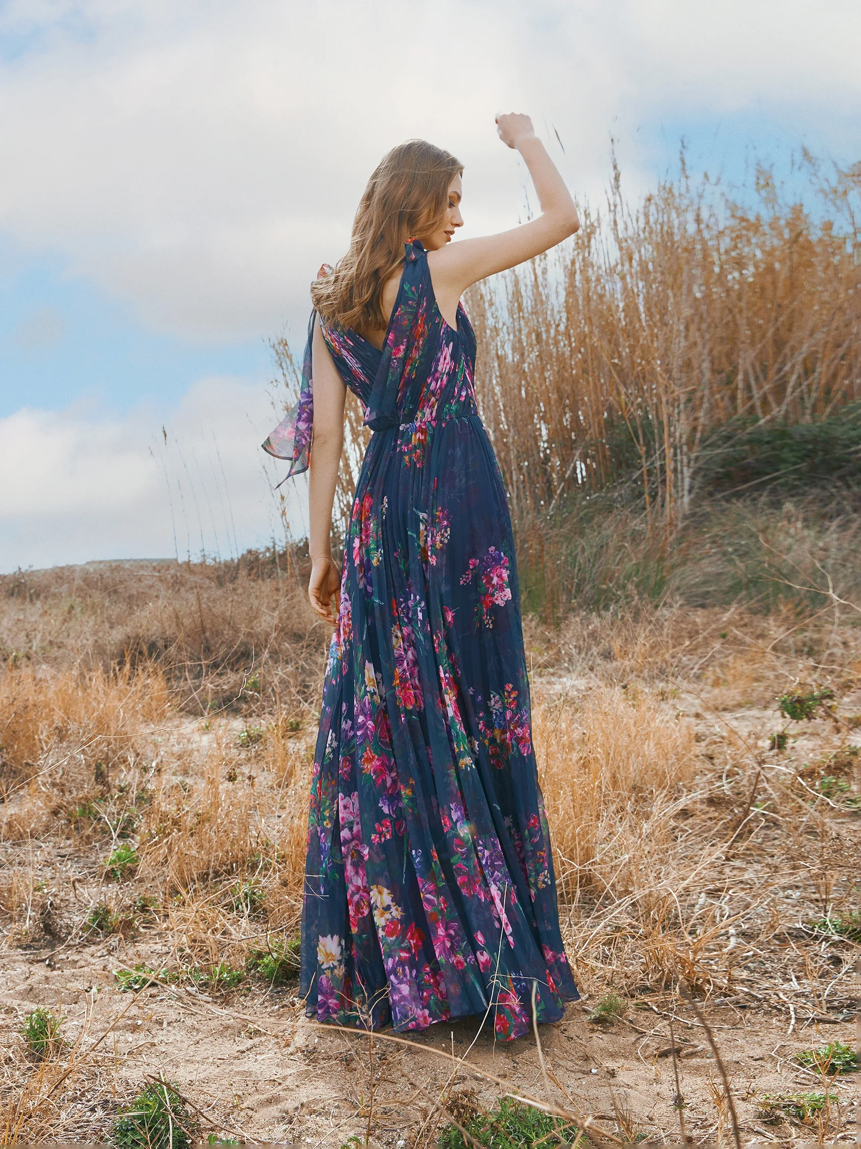 ALYSSUM Pleated party dress with a V neckline
