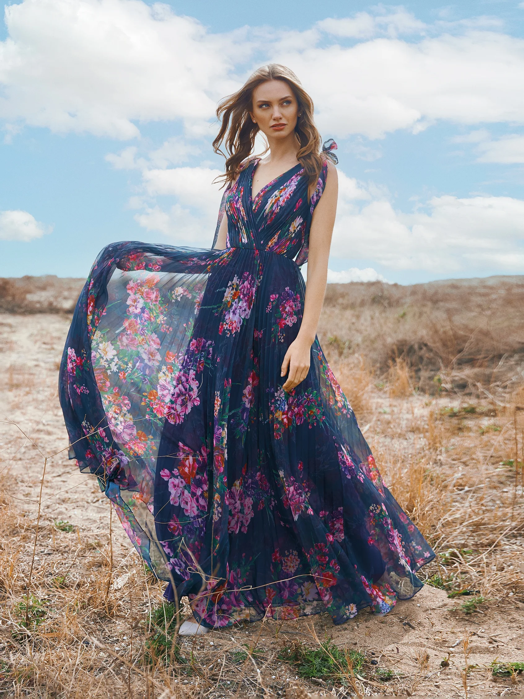ALYSSUM Pleated party dress with a V neckline
