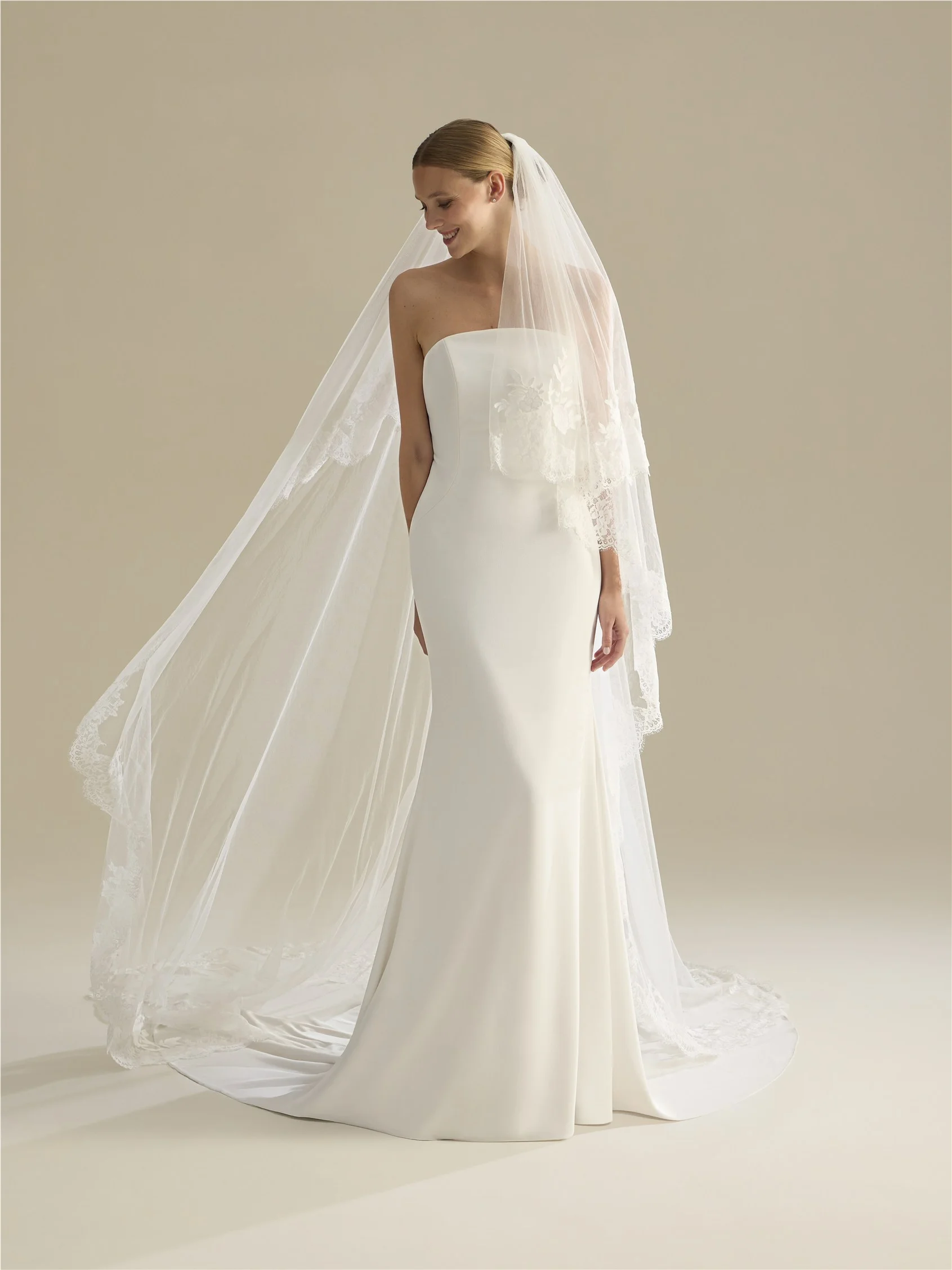 V-LA71 Tulle veil with chantilly and lace 1 V-LA71 Tulle veil with chantilly and lace