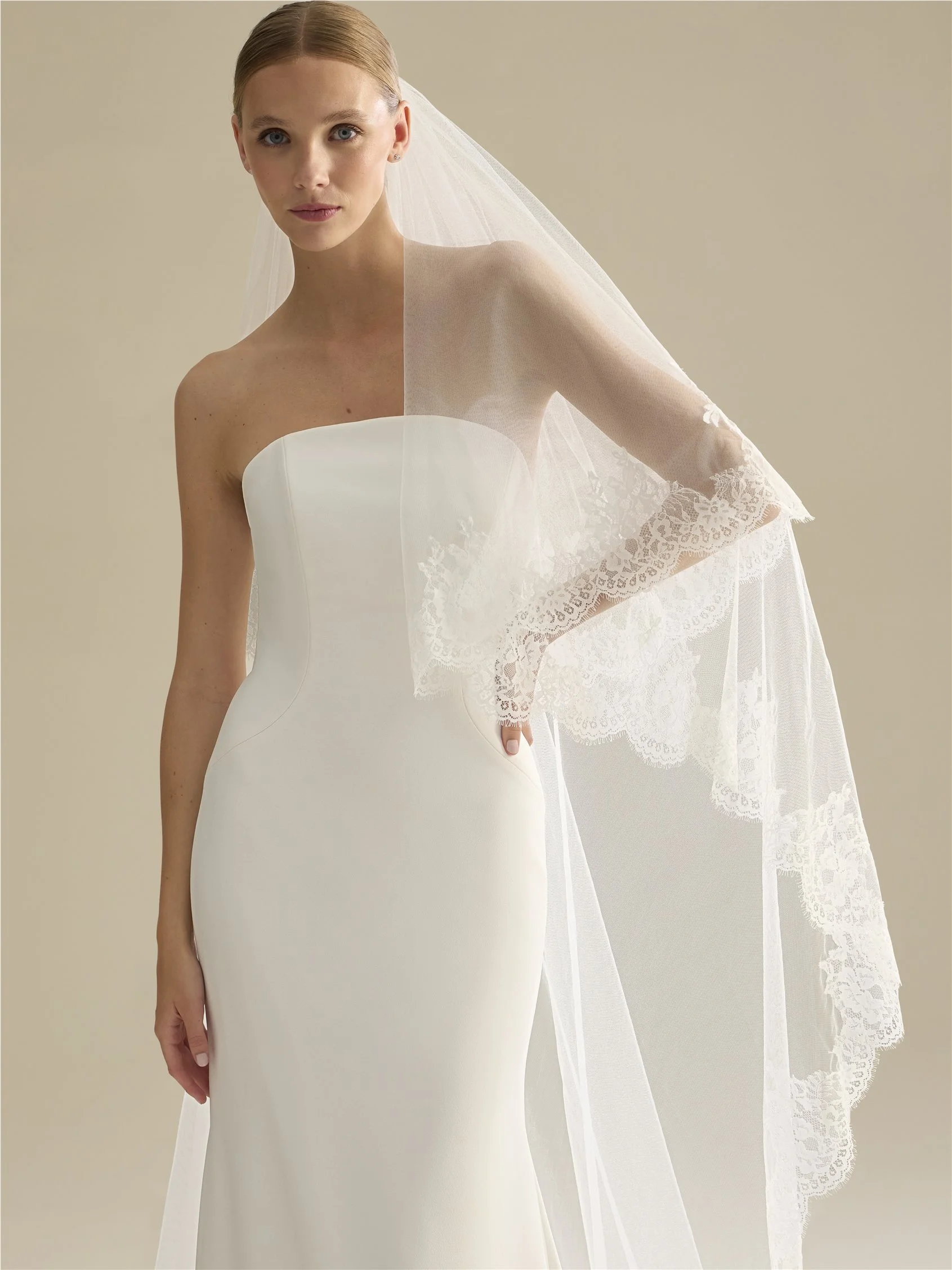 V-LA71 Tulle veil with chantilly and lace 3 V-LA71 Tulle veil with chantilly and lace