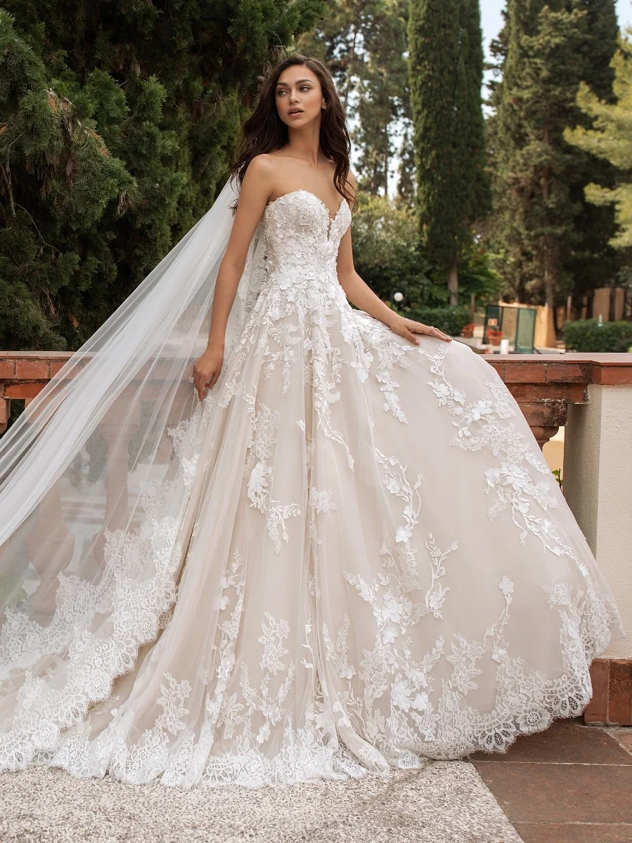 ELCIRA Wedding dress with open back, princess cut and sweetheart neckline 1 ELCIRA Wedding dress with open back, princess cut and sweetheart neckline