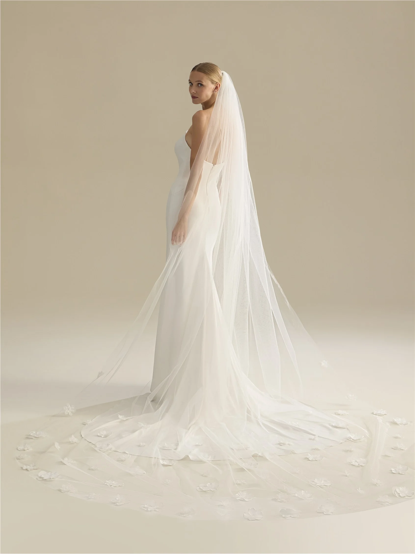 V-LA77 Tulle veil with flowers 2 V-LA77 Tulle veil with flowers