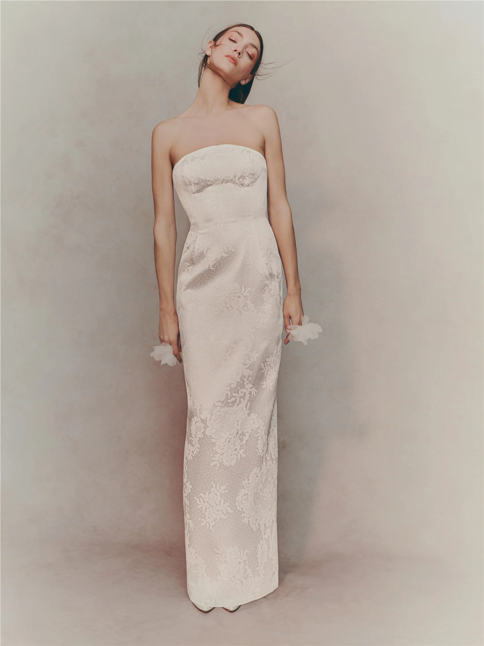 LULLIAN Column dress with strapless neckline. 1 LULLIAN Column dress with strapless neckline.