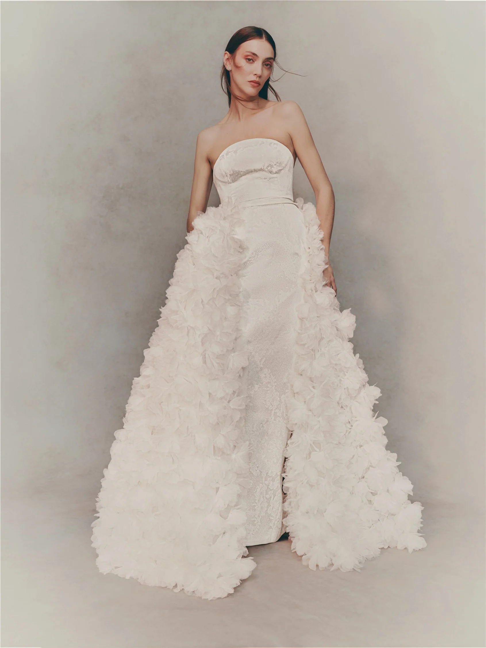 LULLIAN Column dress with strapless neckline. 2 LULLIAN Column dress with strapless neckline.