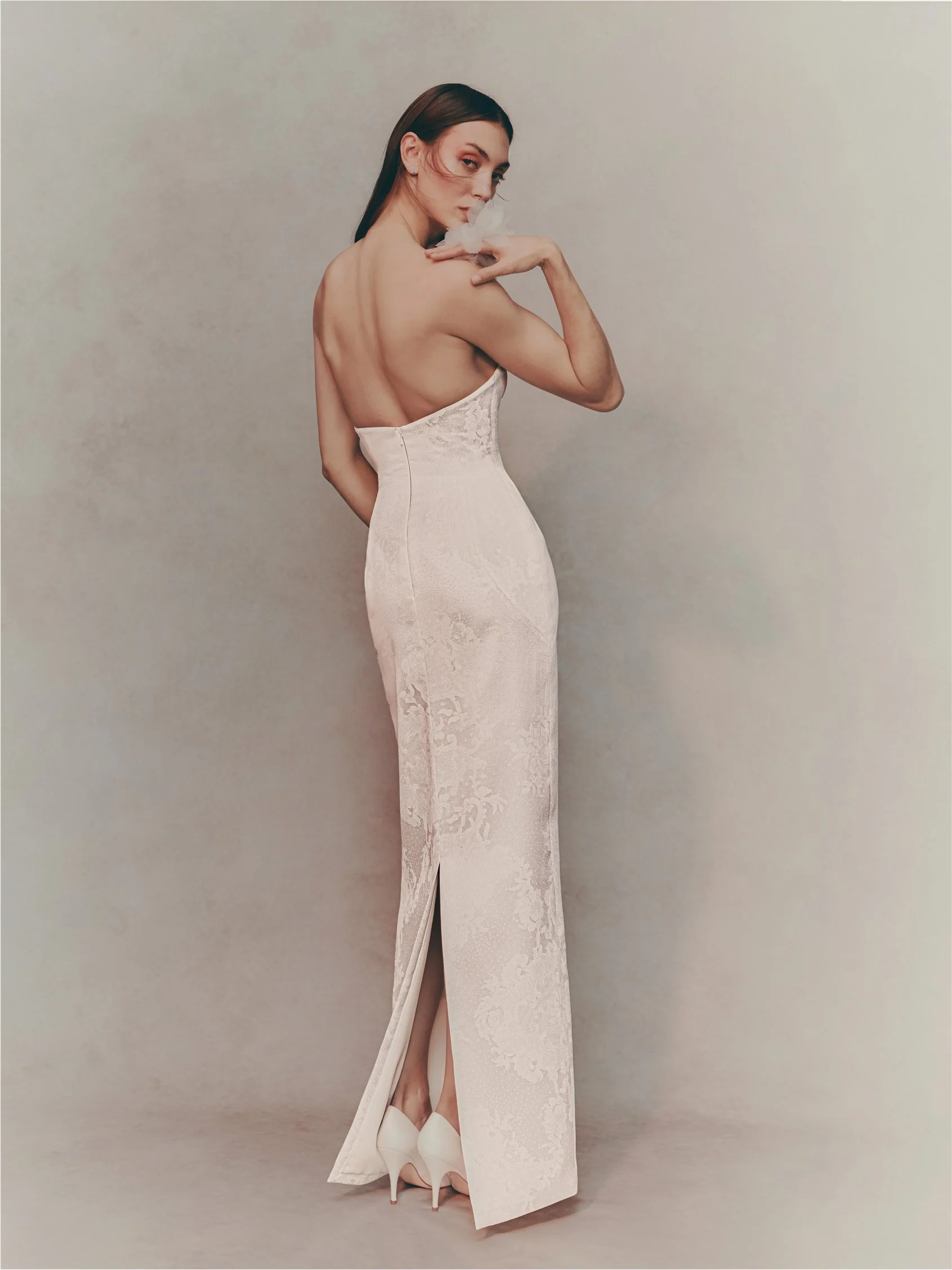 LULLIAN Column dress with strapless neckline. 3 LULLIAN Column dress with strapless neckline.