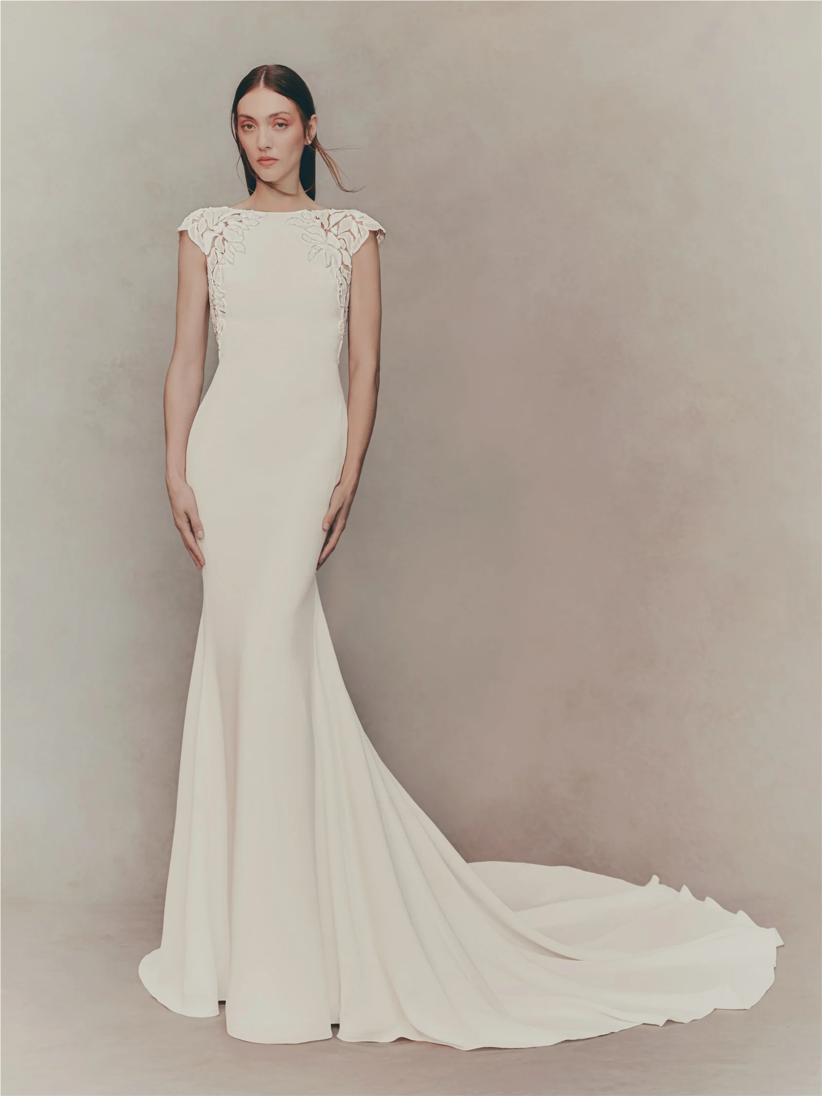 DELIBES Mermaid dress with round neckline, short sleeves and open back. 1 DELIBES Mermaid dress with round neckline, short sleeves and open back.
