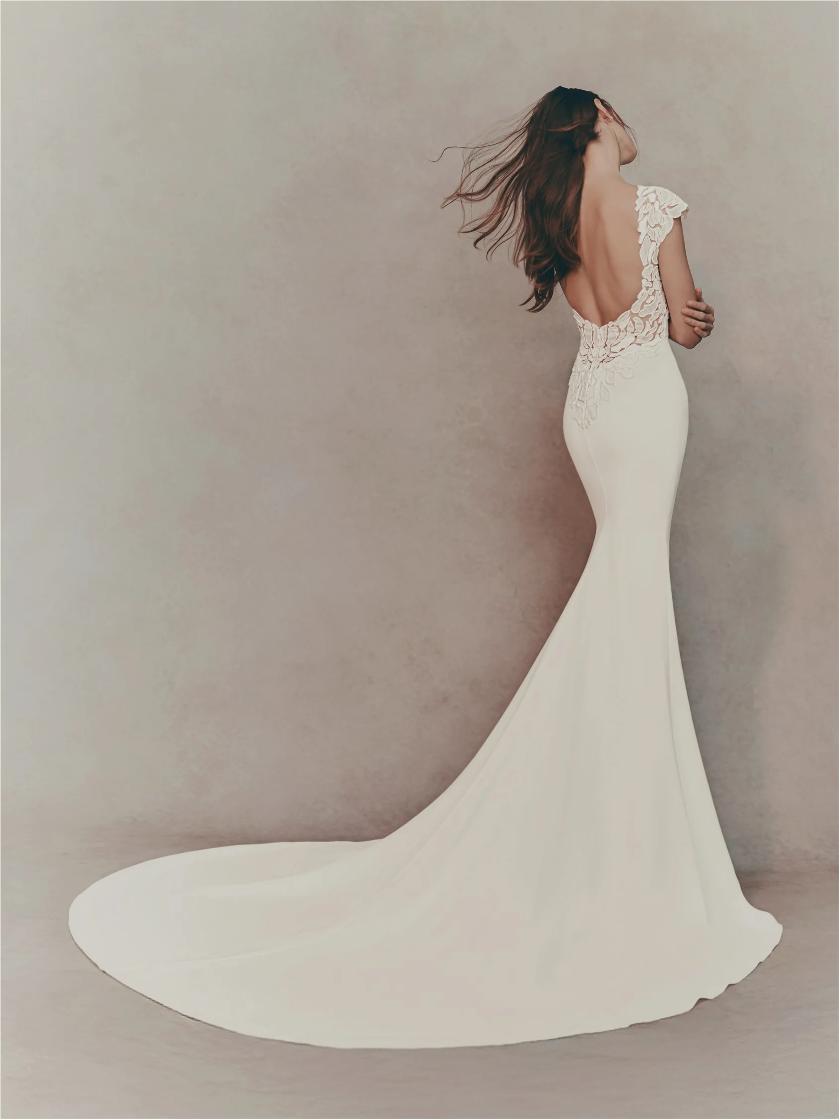 DELIBES Mermaid dress with round neckline, short sleeves and open back. 2 DELIBES Mermaid dress with round neckline, short sleeves and open back.
