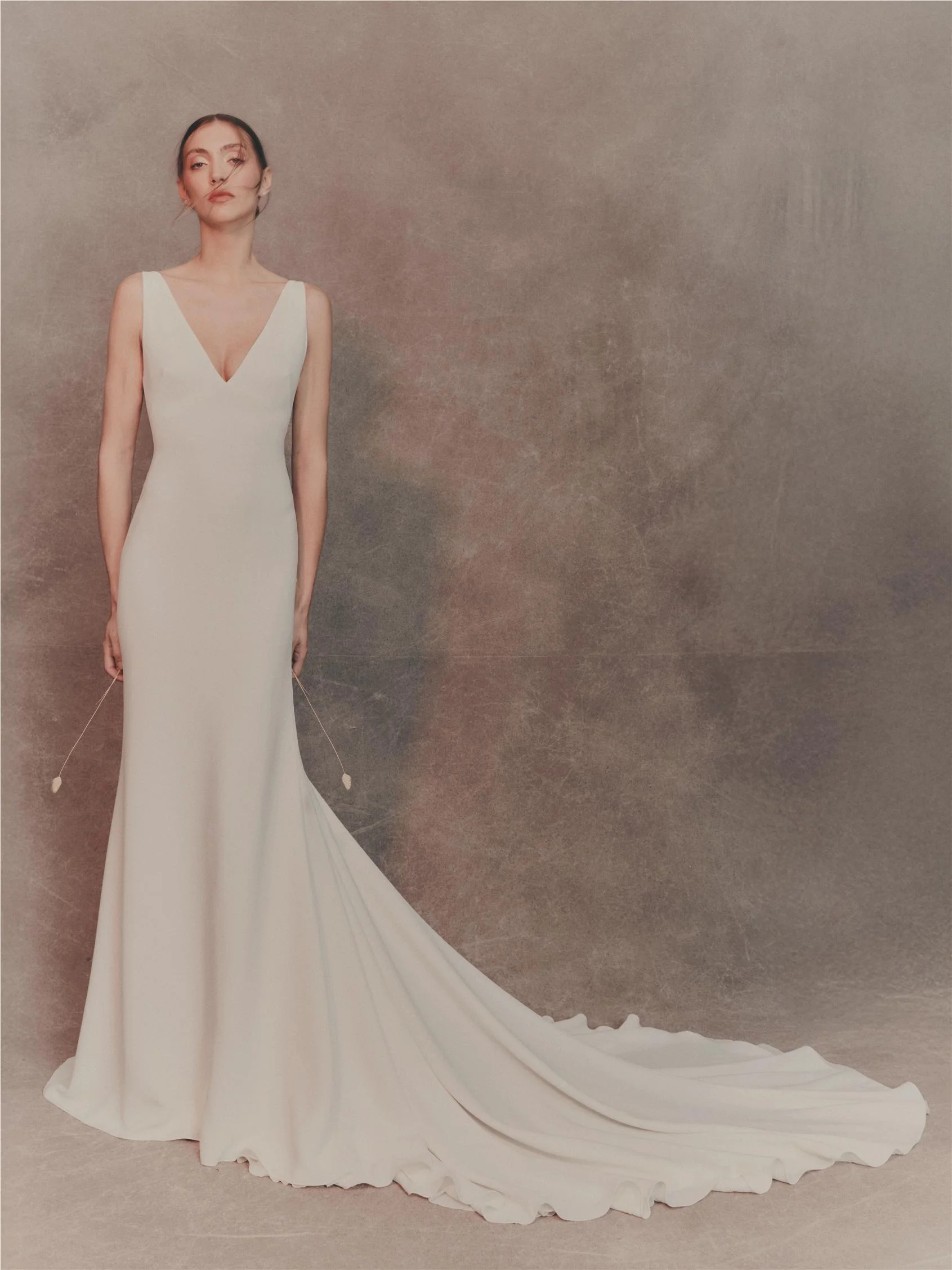 AGLOS Mermaid dress with V-neckline.