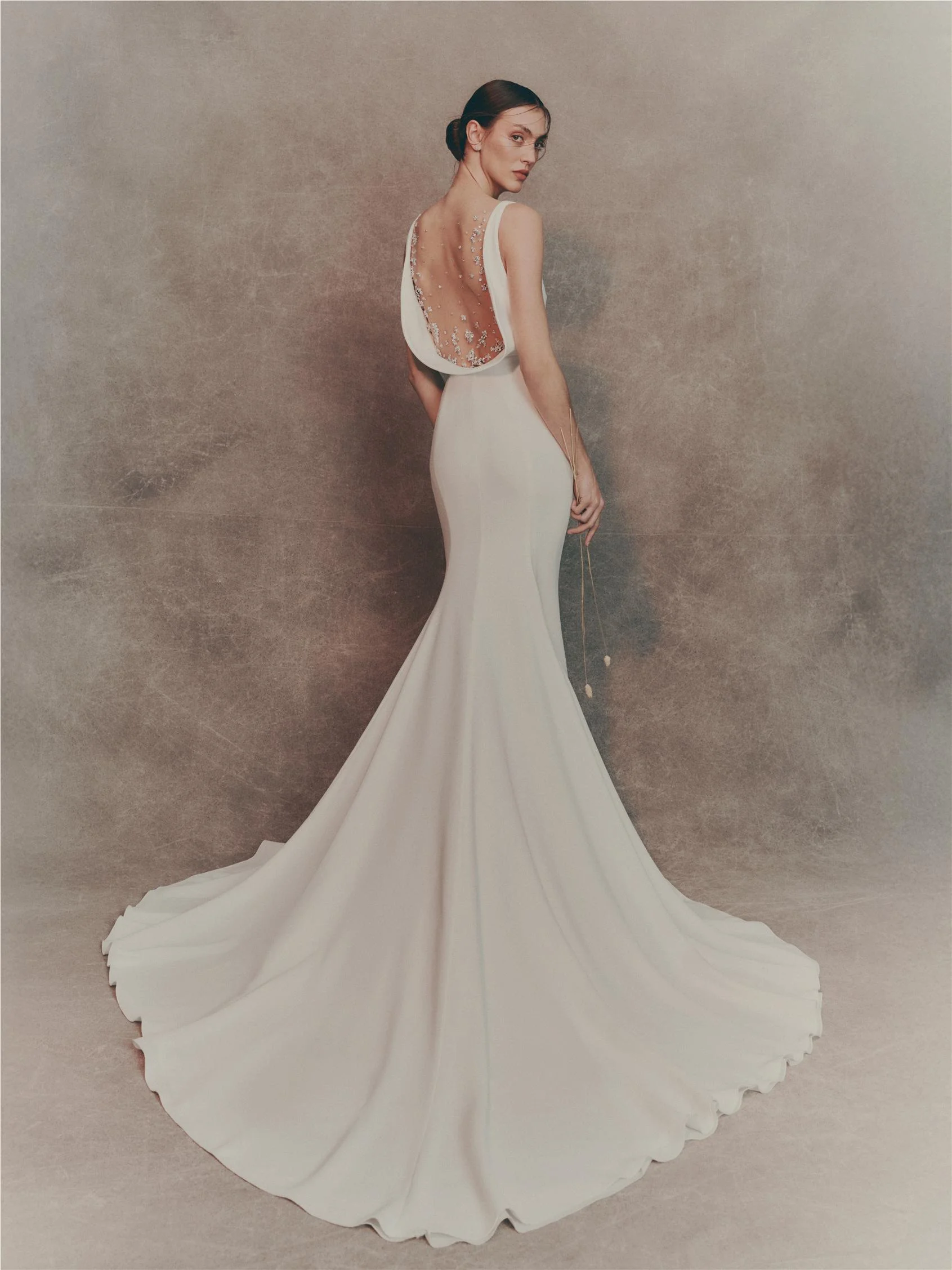 AGLOS Mermaid dress with V-neckline.