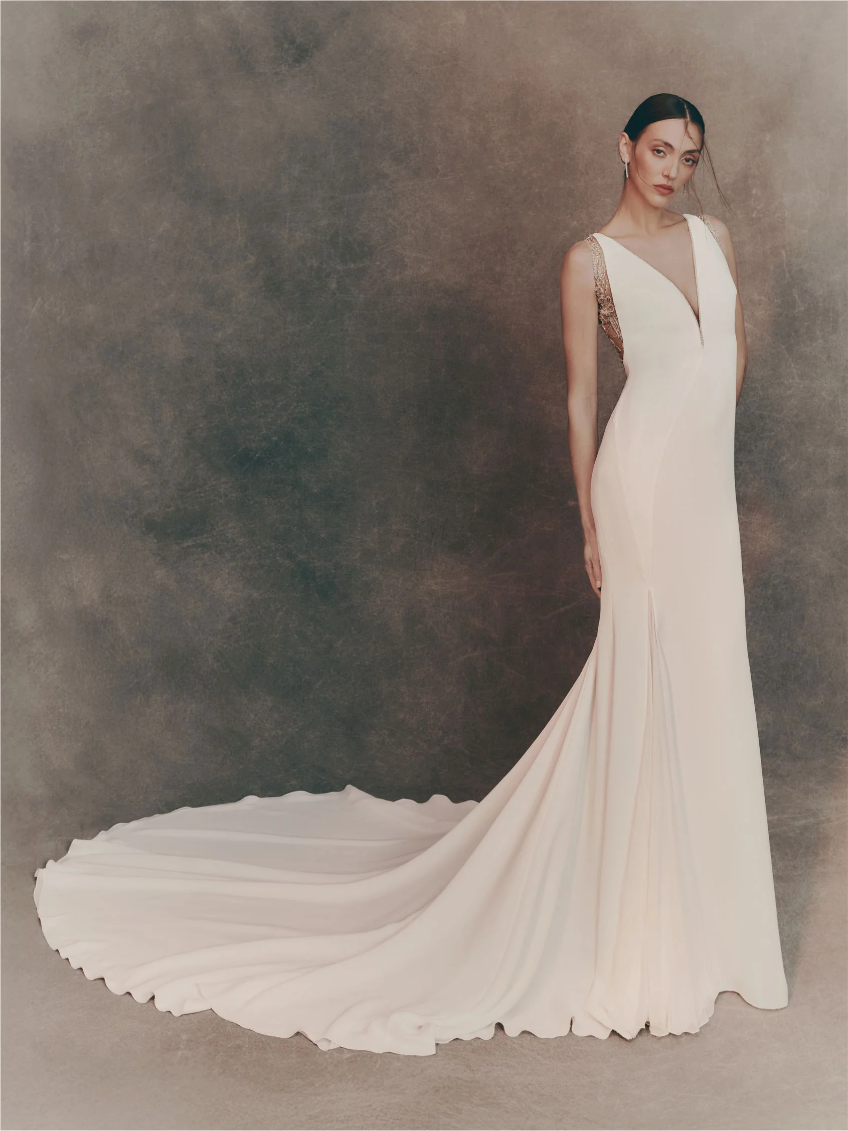 BALET Mermaid dress with V-neckline. 1 BALET Mermaid dress with V-neckline.