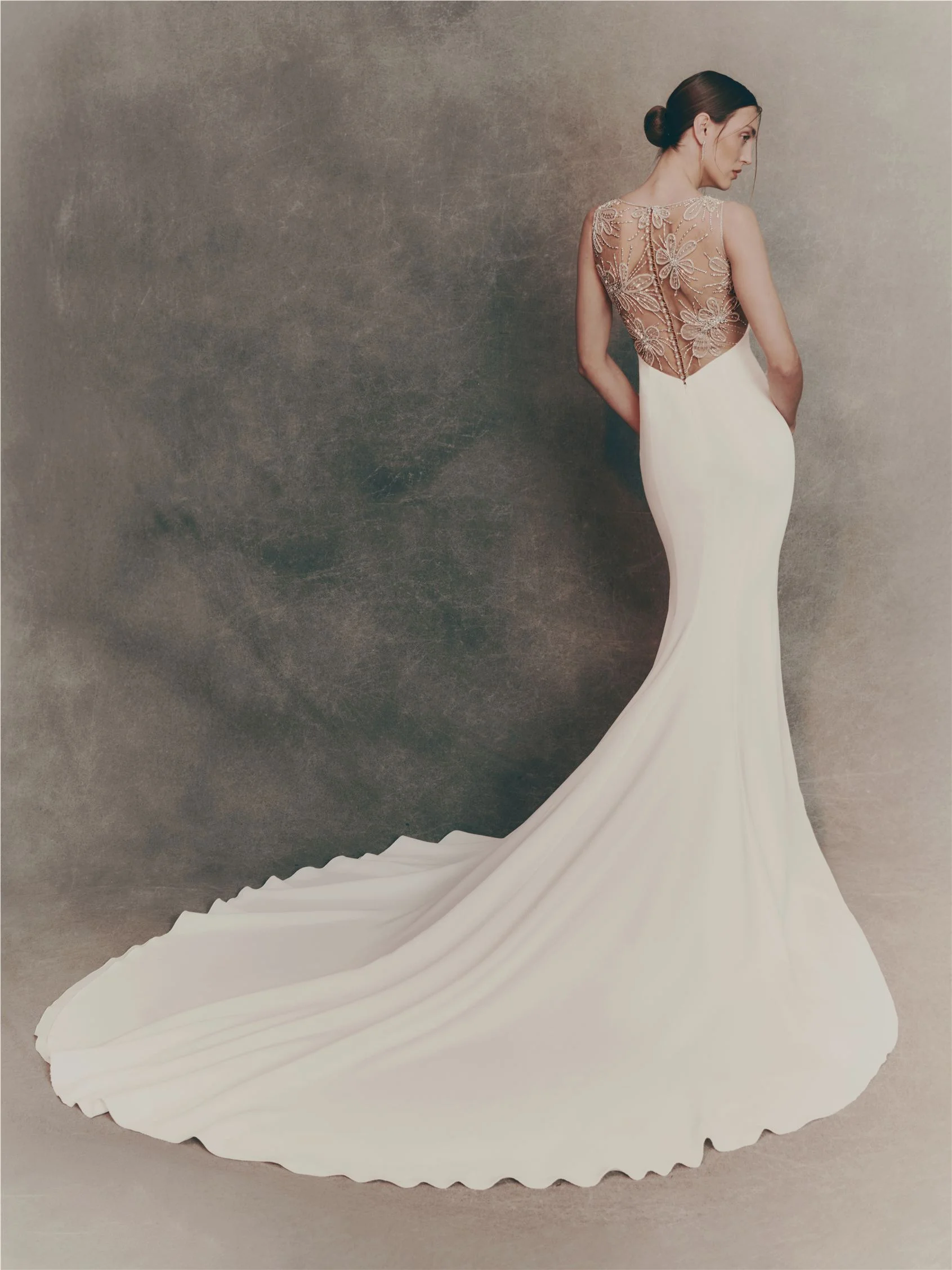 BALET Mermaid dress with V-neckline. 2 BALET Mermaid dress with V-neckline.