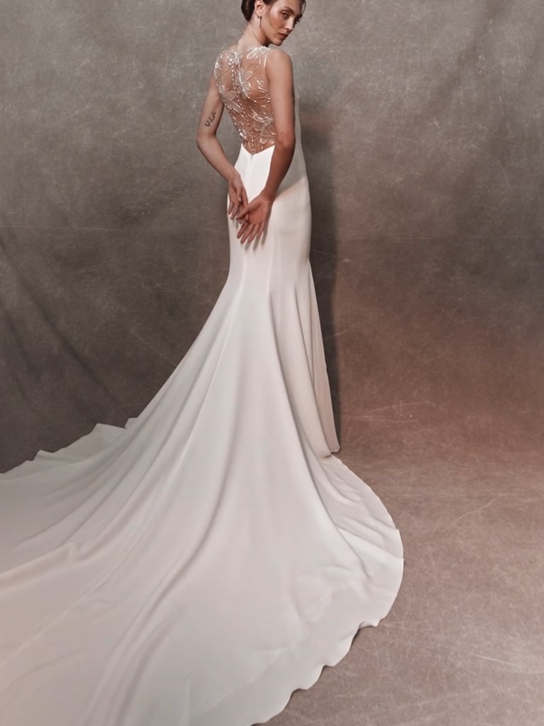 BALET Mermaid dress with V-neckline. 4 BALET Mermaid dress with V-neckline.