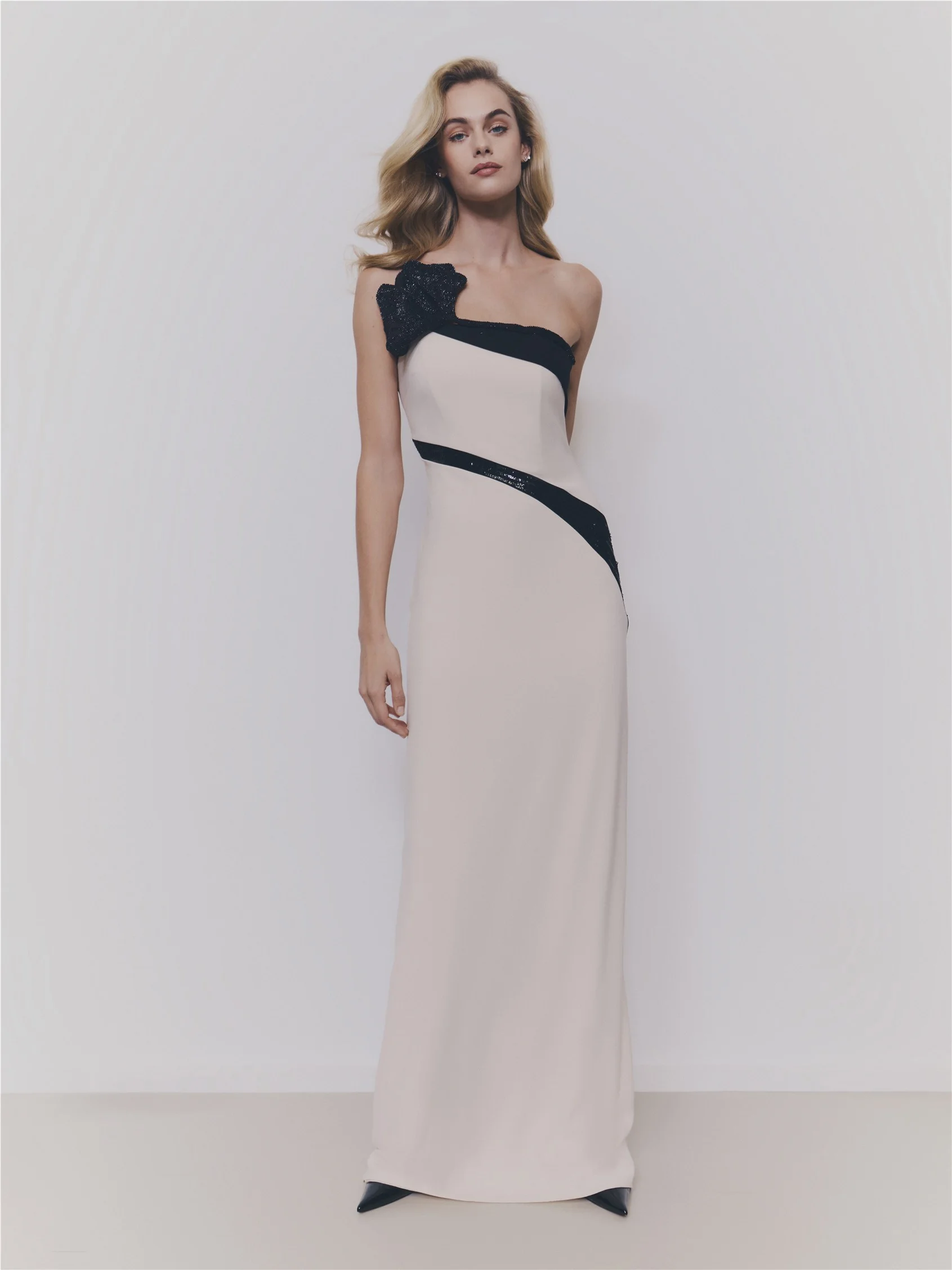 CAHIKA Column dress with strapless neckline and open back