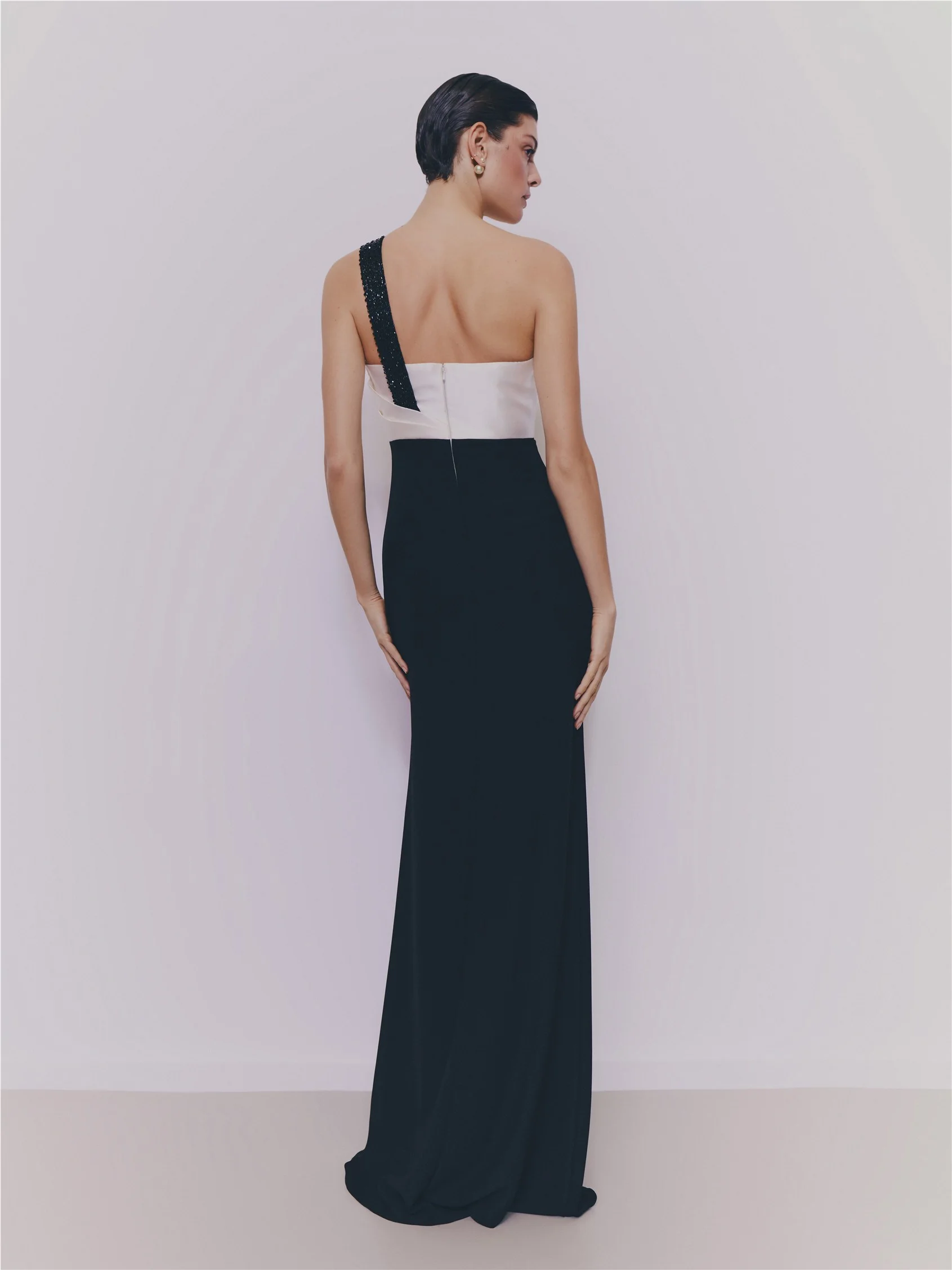 AIMOKA Column dress with asymmetrical neckline and open back