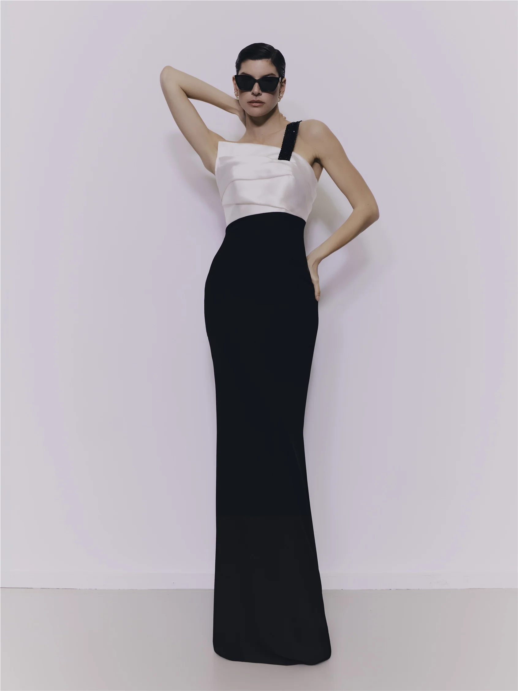 AIMOKA Column dress with asymmetrical neckline and open back