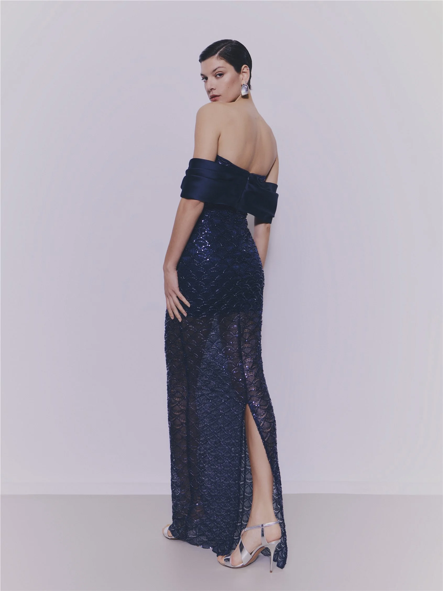 HANAPA Column dress with sweetheart neckline, short sleeves and open back 2 HANAPA Column dress with sweetheart neckline, short sleeves and open back