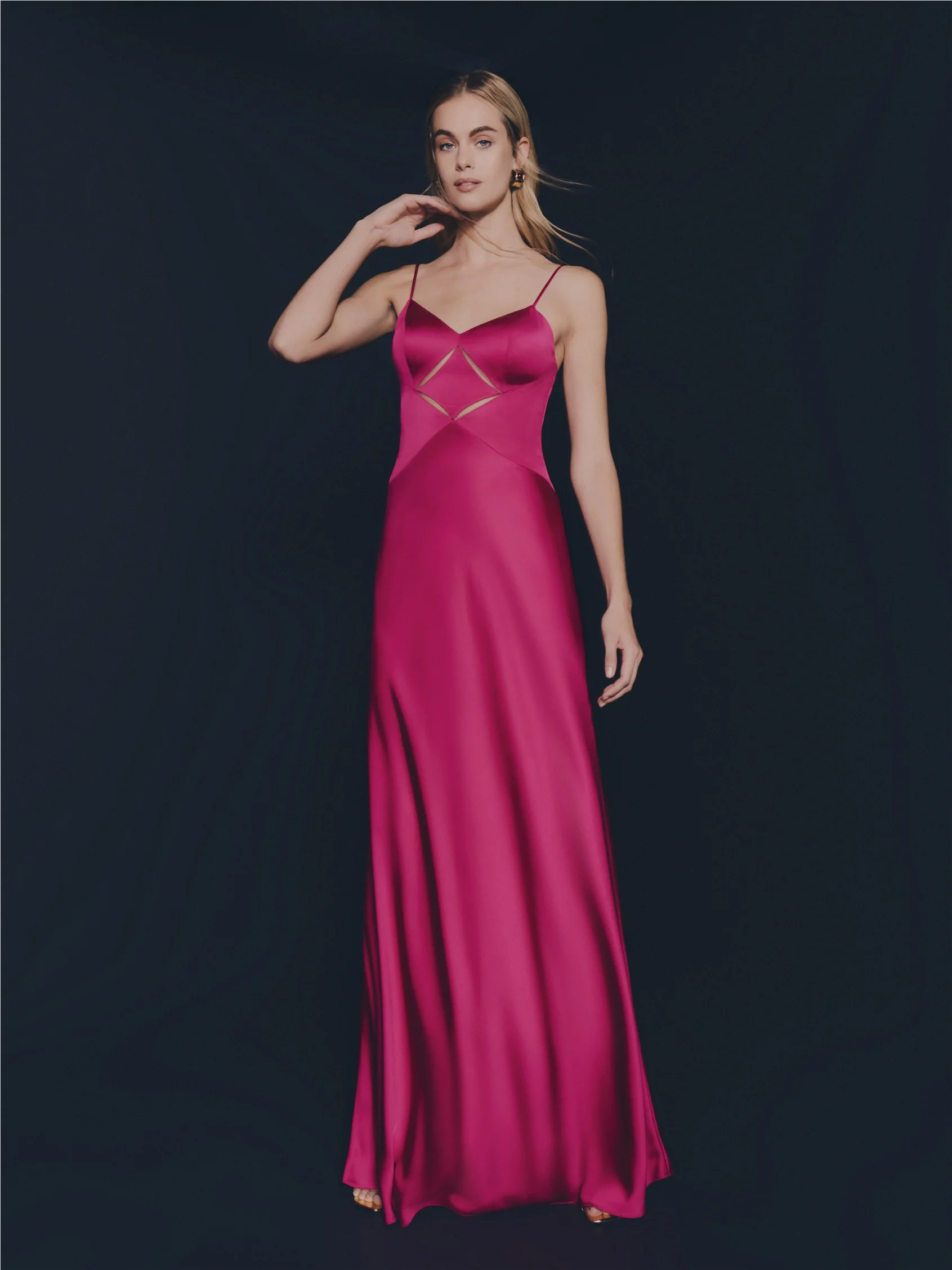 AIHOPO A-line dress in satin with V-neckline and flowing cape