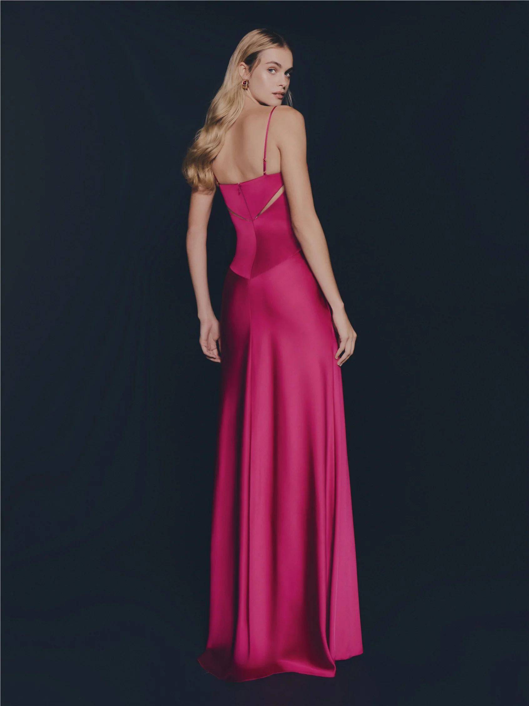 AIHOPO A-line dress in satin with V-neckline and flowing cape