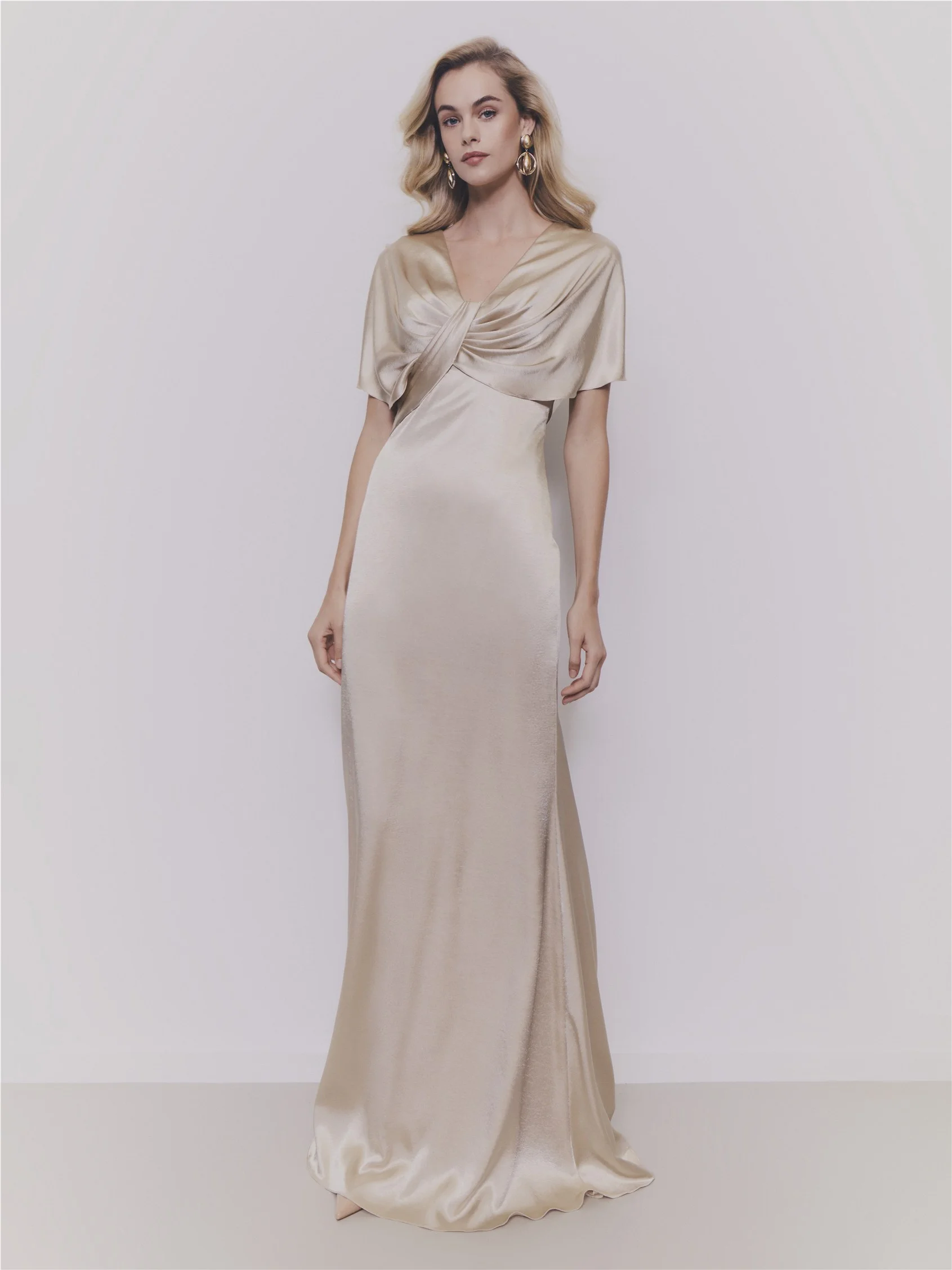 AIKHE Column dress with V-neckline, short sleeves