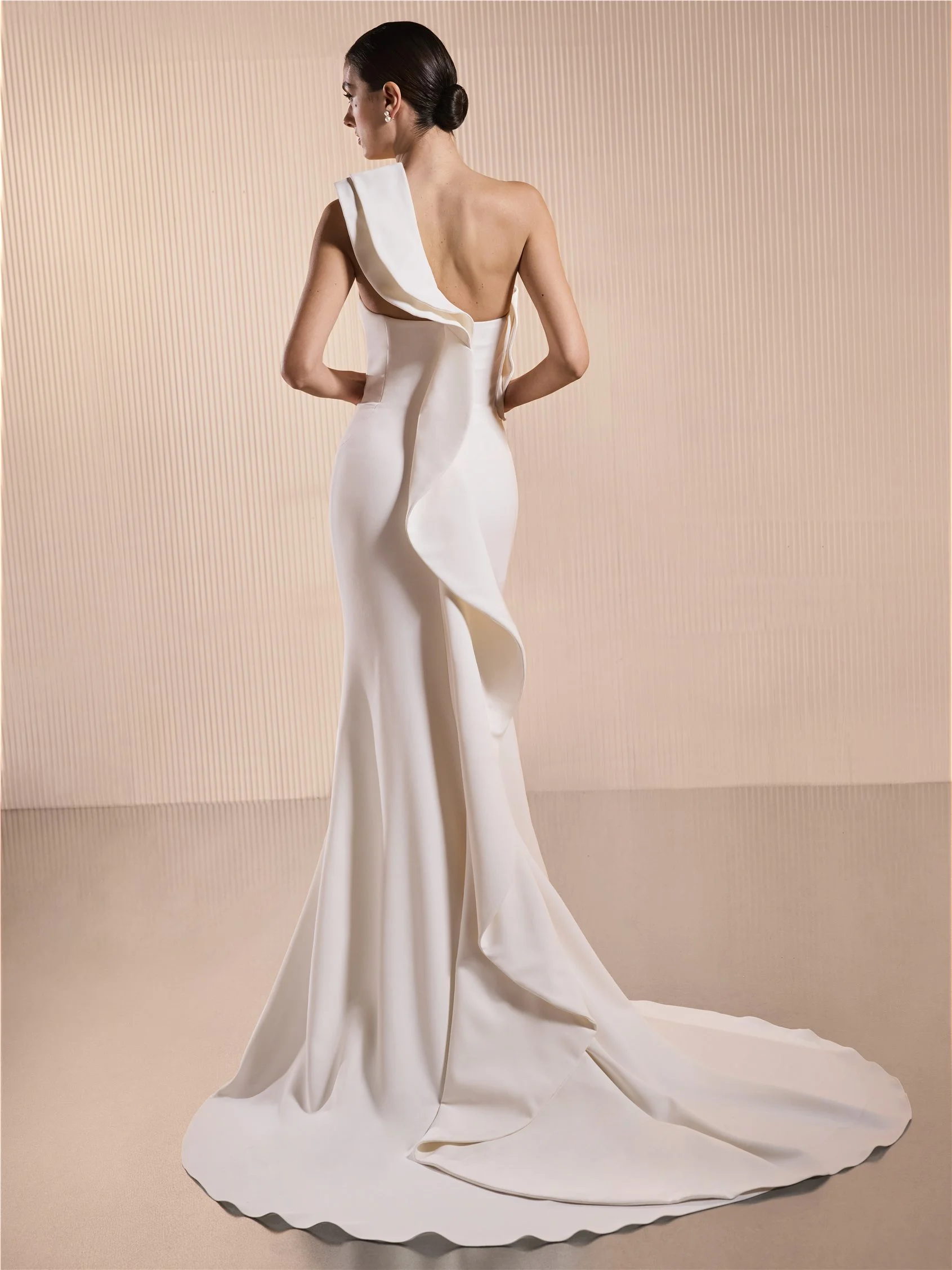 COSTRUCTA Minimalist one-shoulder crepe mermaid gown 3 COSTRUCTA Minimalist one-shoulder crepe mermaid gown