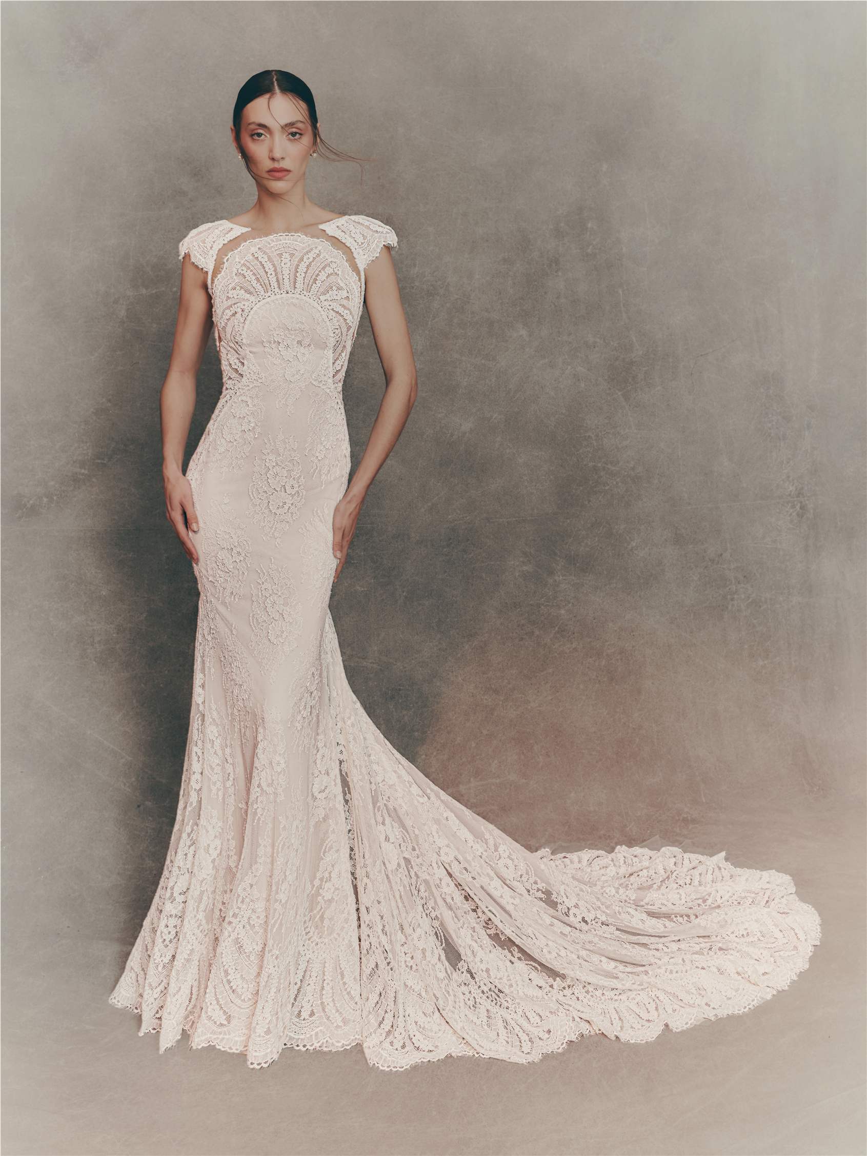 MARIOVA Mermaid dress with round neckline, short sleeves and V-back. 1 MARIOVA Mermaid dress with round neckline, short sleeves and V-back.