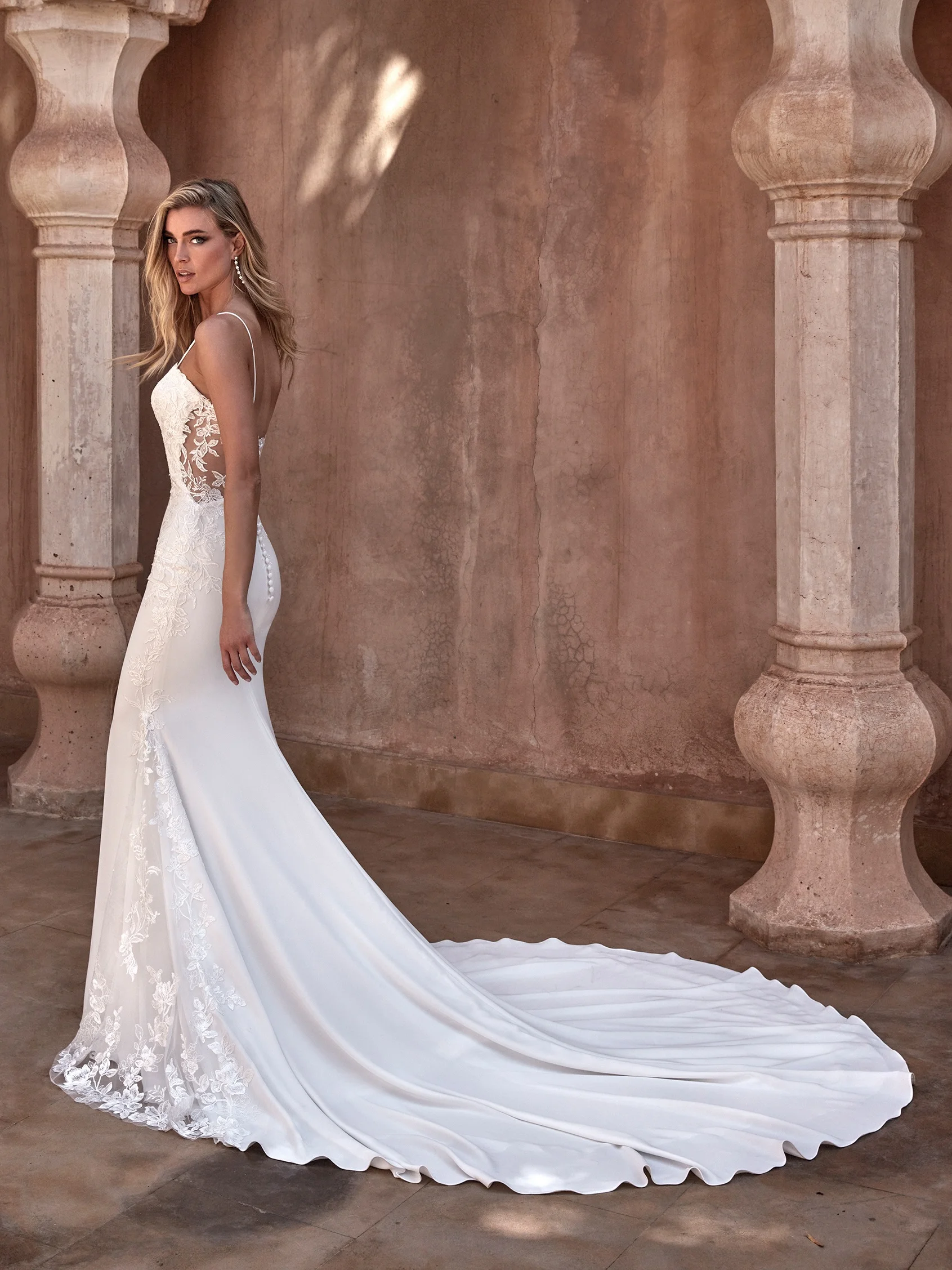 RIAU Mermaid wedding dress with a V-neckline and low back