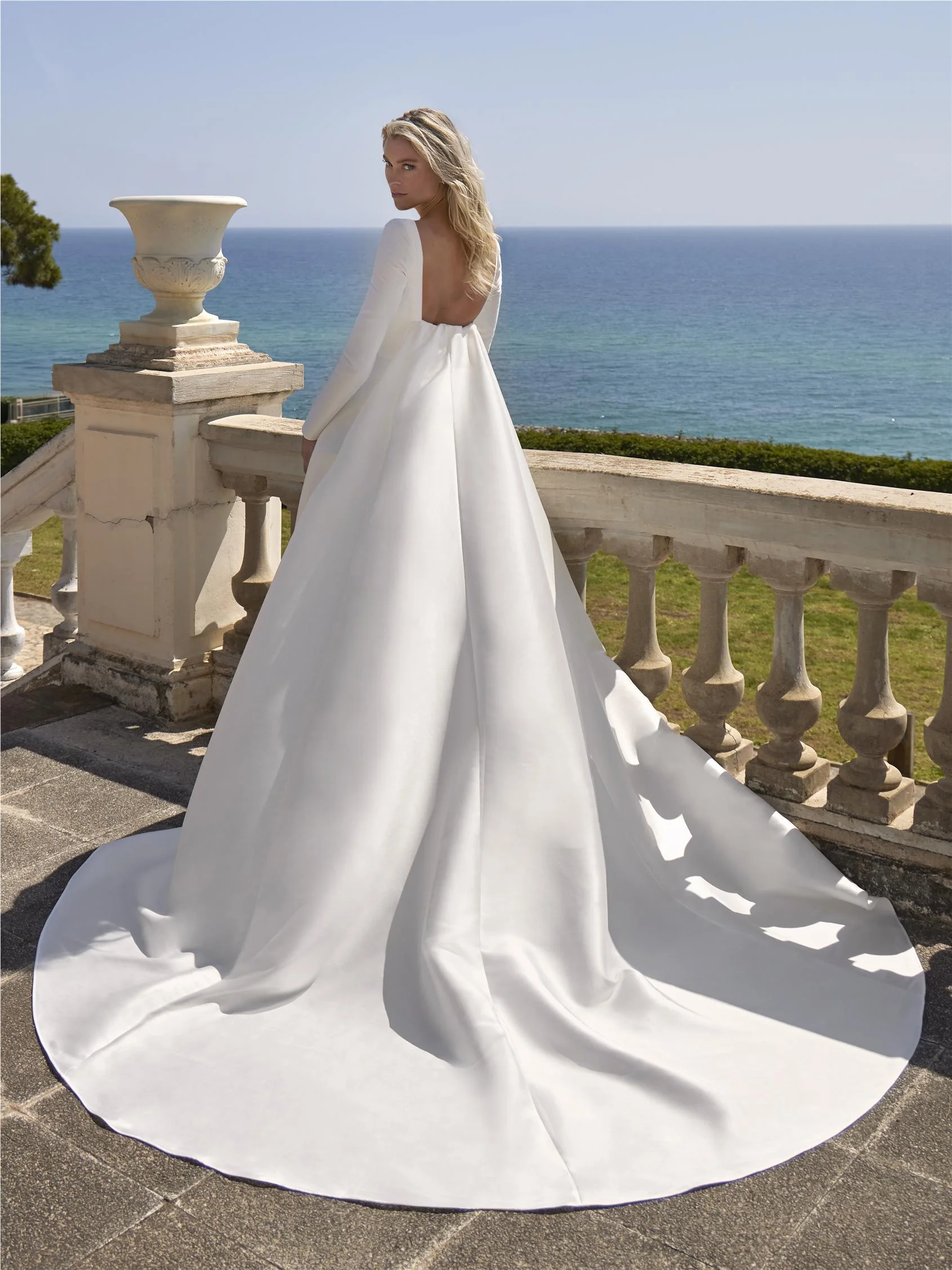 DRAVOR A-line dress with square neckline and detachable cape 4 DRAVOR A-line dress with square neckline and detachable cape